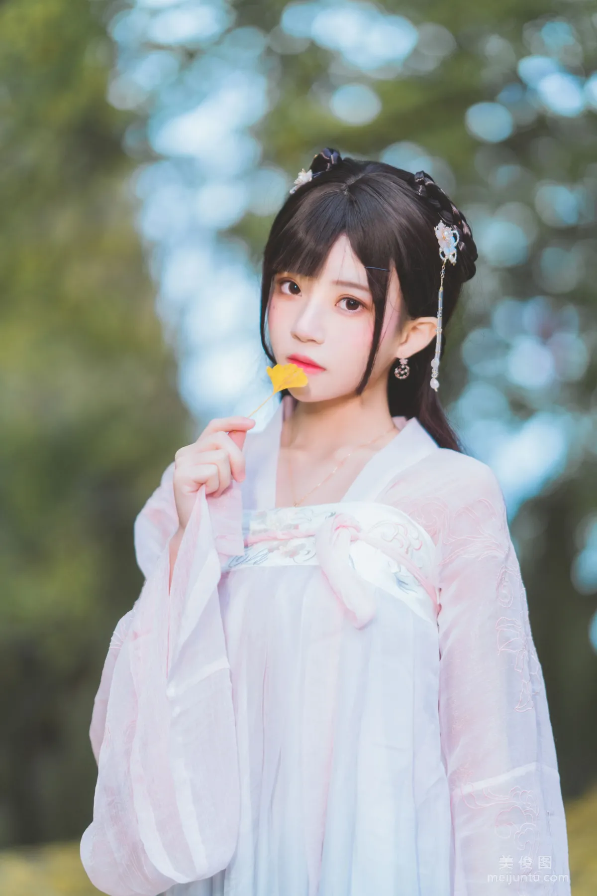 [COS福利] 桜桃喵 - 温柔之汉服银杏2