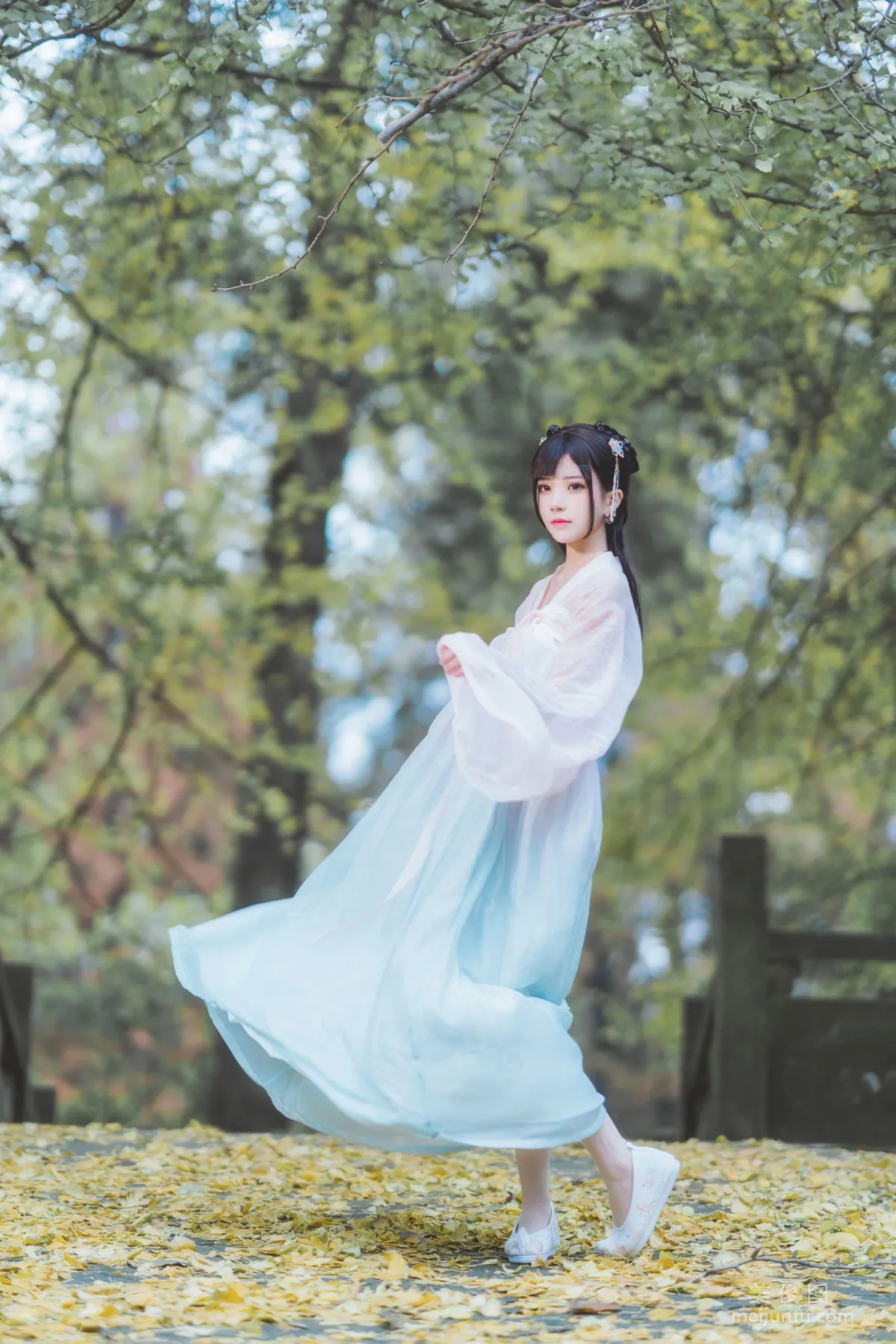 [COS福利] 桜桃喵 - 温柔之汉服银杏1