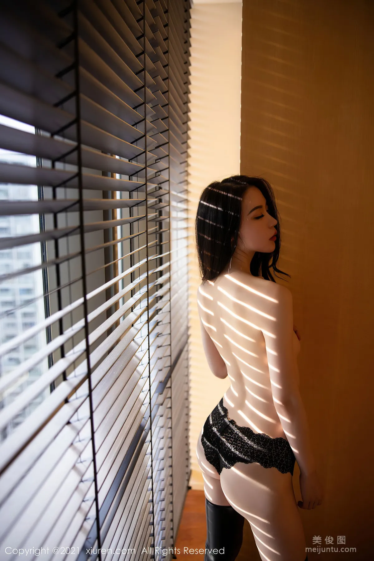 [秀人XIUREN] No.3104 夢心月 - 吊帶皮衣女郎 38