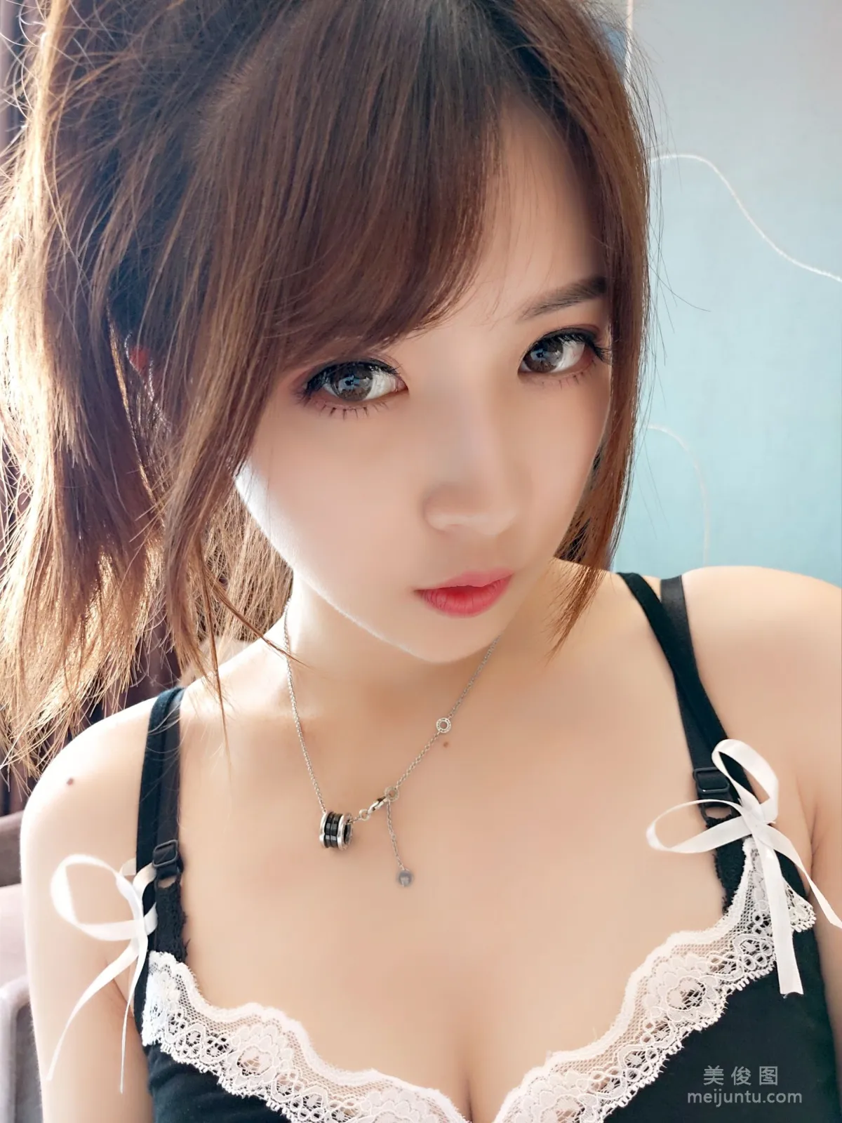 斗鱼主播小女巫露娜 - 黑色吊带裙 写真套图1