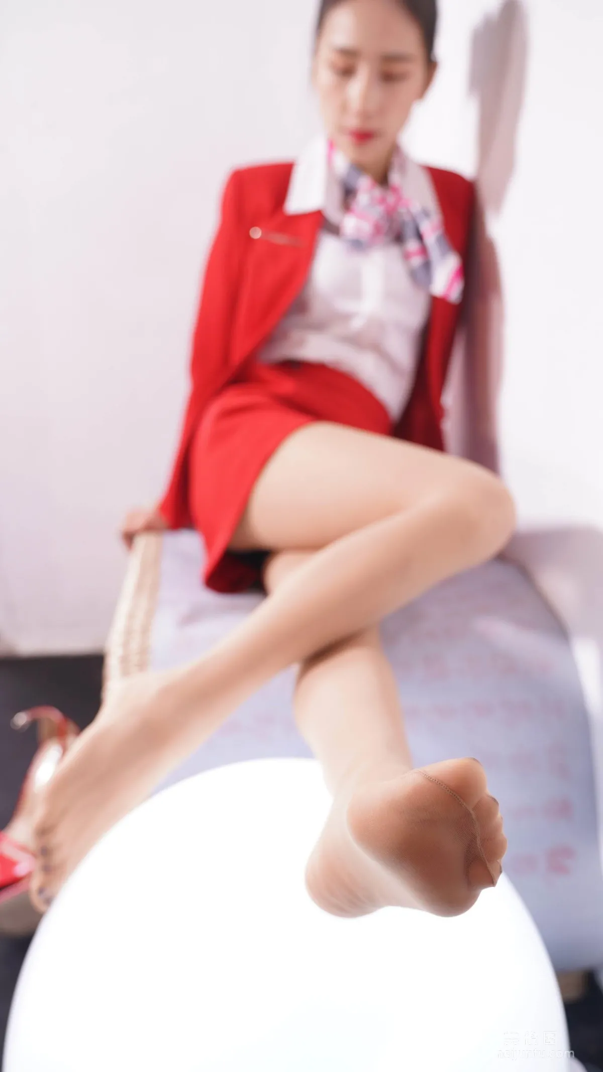 [IESS異思趣向] 絲享家 765 美子《紅衣領班》 絲襪美腿寫真 46