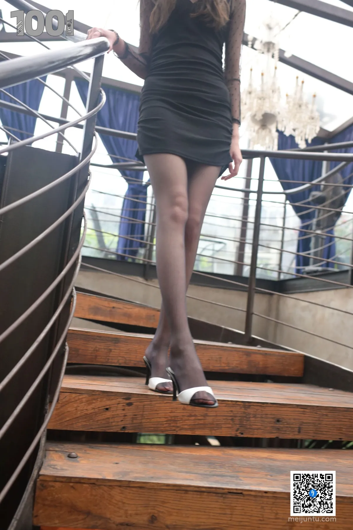 [IESS异思趣向] NO.185 草莓《楼梯的拐角处2》 丝袜美腿写真59