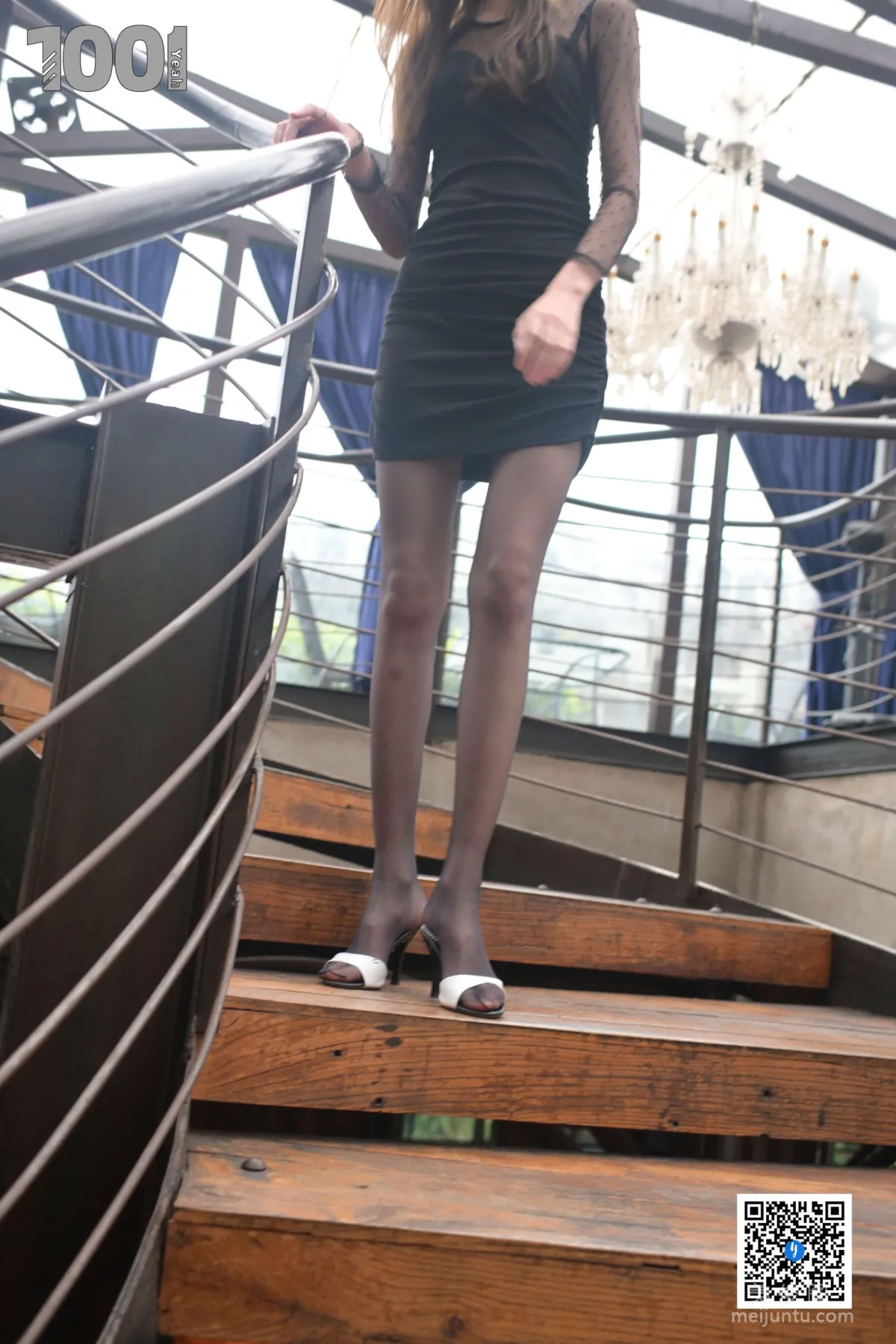 [IESS异思趣向] NO.185 草莓《楼梯的拐角处2》 丝袜美腿写真58