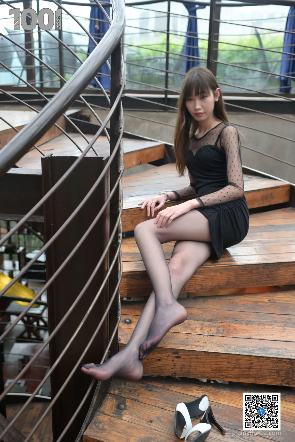 [IESS异思趣向] NO.185 草莓《楼梯的拐角处2》 丝袜美腿写真40