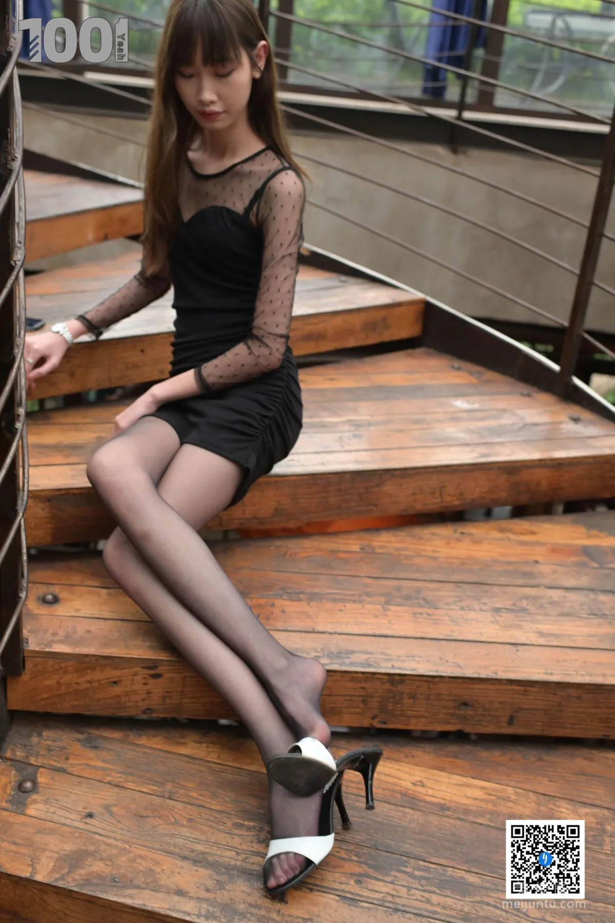 [IESS异思趣向] NO.186 草莓《楼梯的拐角处3》  丝袜美腿写真51