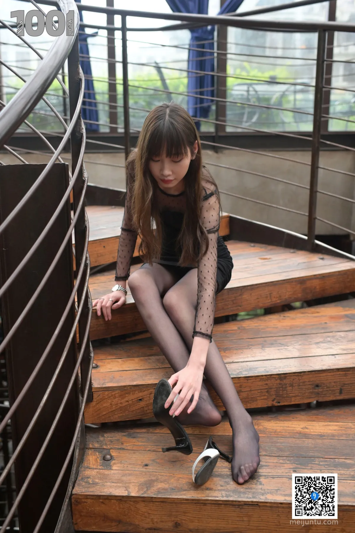 [IESS异思趣向] NO.185 草莓《楼梯的拐角处2》 丝袜美腿写真46