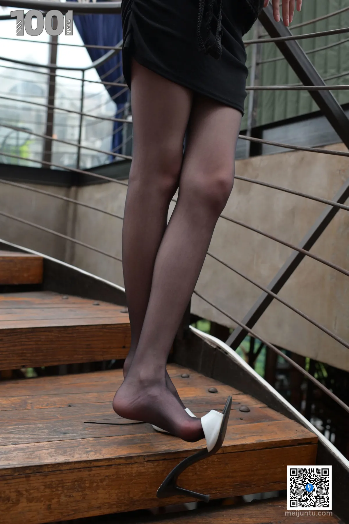 [IESS异思趣向] NO.184  草莓《楼梯的拐角处1》  丝袜美腿写真8