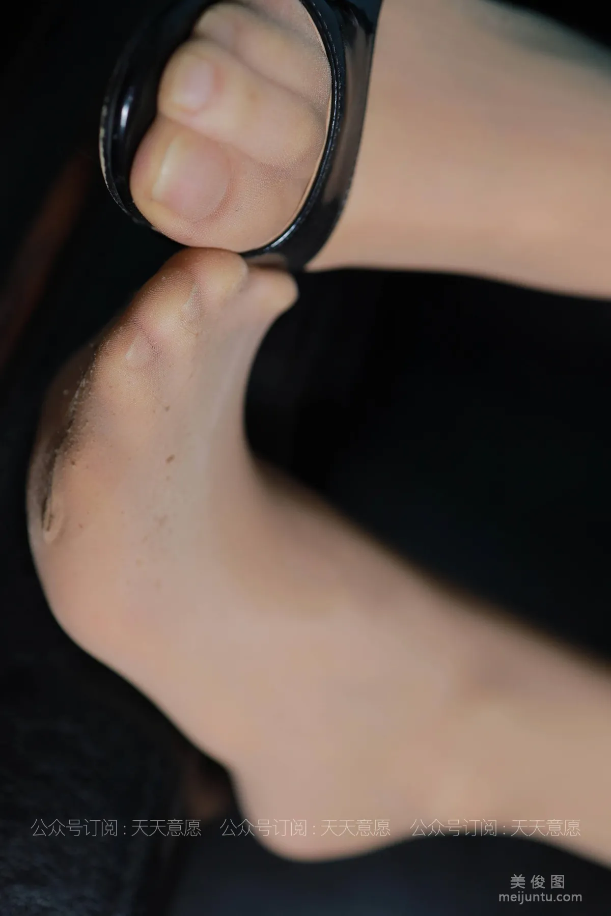 [IESS異思趣向] 絲享家 768 肉肉《肉肉的白加黑》 絲襪美腿寫真 36