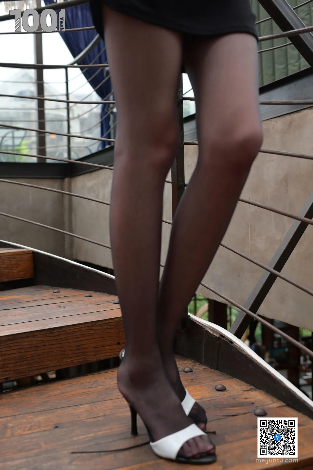 [IESS异思趣向] NO.184  草莓《楼梯的拐角处1》  丝袜美腿写真74