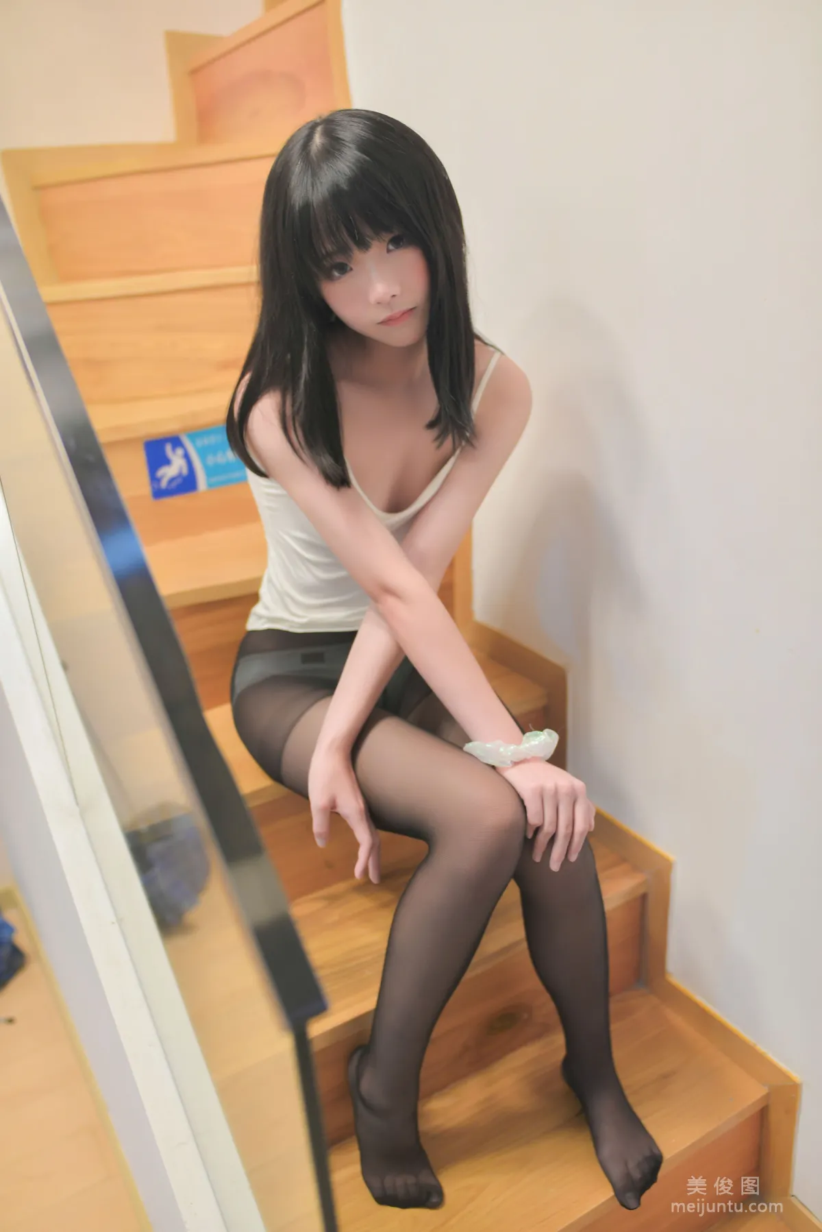 微博正妹像個傻依 -學妹黑絲 4