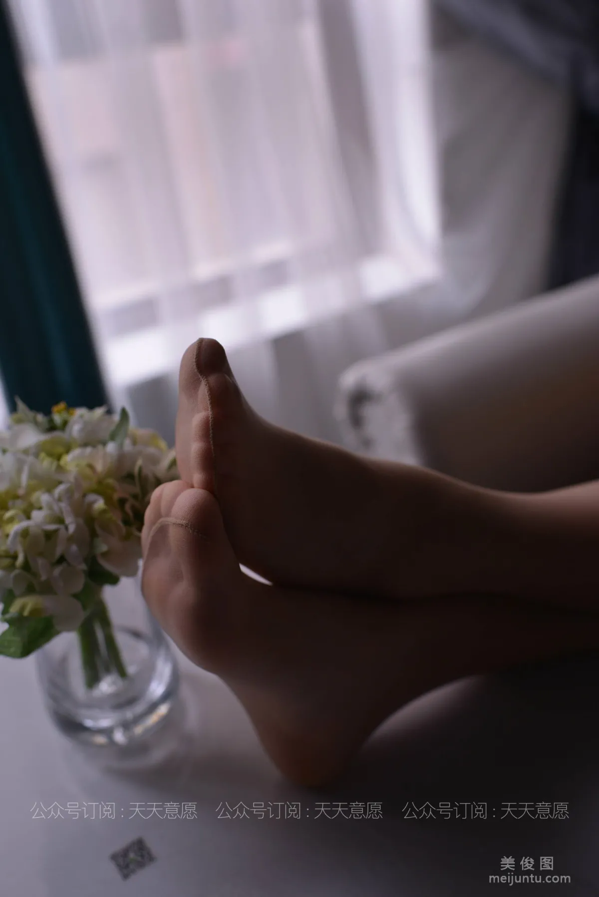 [IESS异思趣向] 丝享家 778：小婕《与花共舞》 丝袜美腿丝足套图7