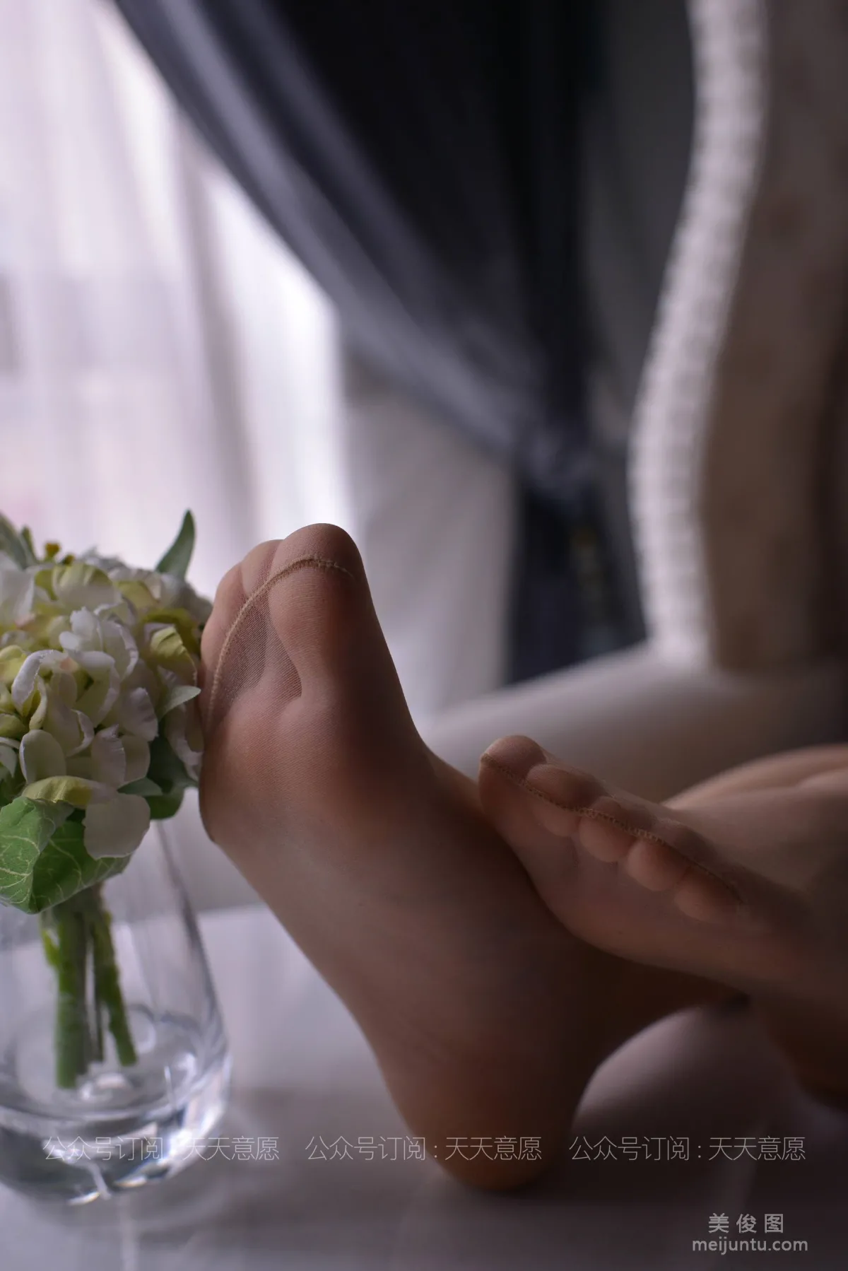 [IESS异思趣向] 丝享家 778：小婕《与花共舞》 丝袜美腿丝足套图8