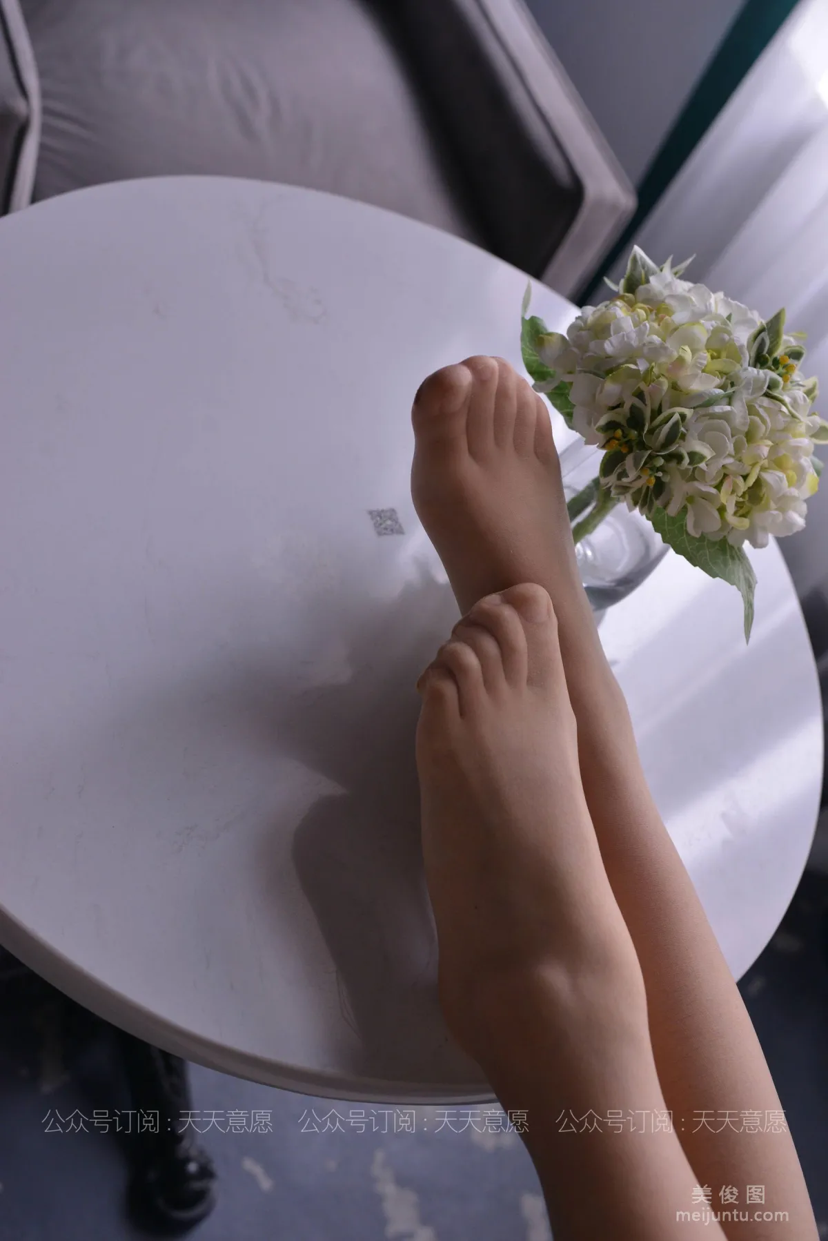 [IESS异思趣向] 丝享家 778：小婕《与花共舞》 丝袜美腿丝足套图3