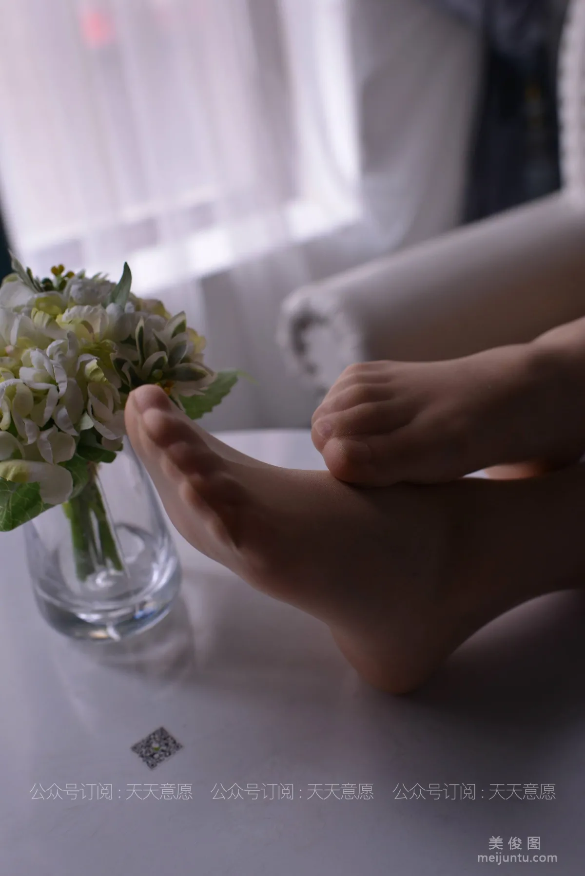[IESS异思趣向] 丝享家 778：小婕《与花共舞》 丝袜美腿丝足套图13