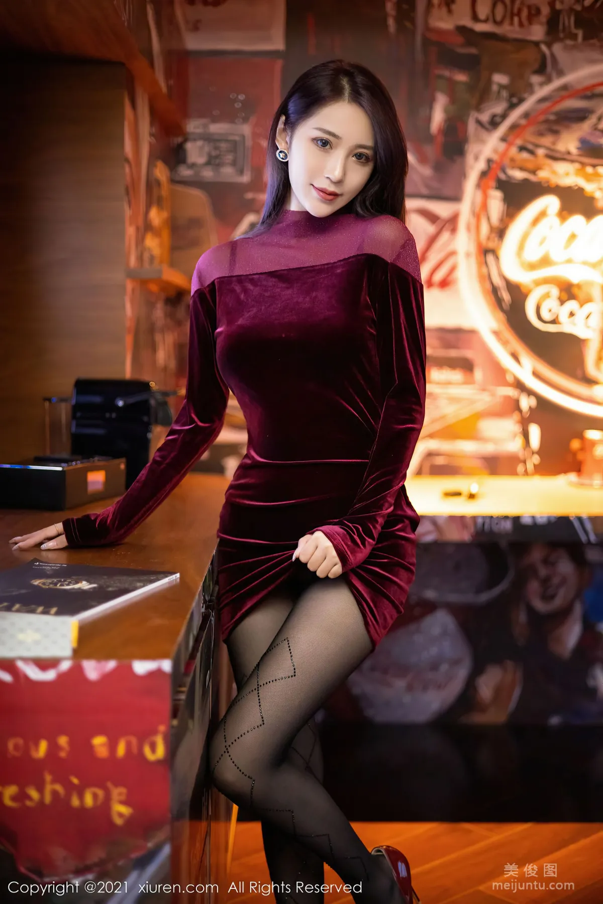 [秀人XiuRen] No.3765 周慕汐baby - 猩紅禮裙與魅惑嘿絲 7