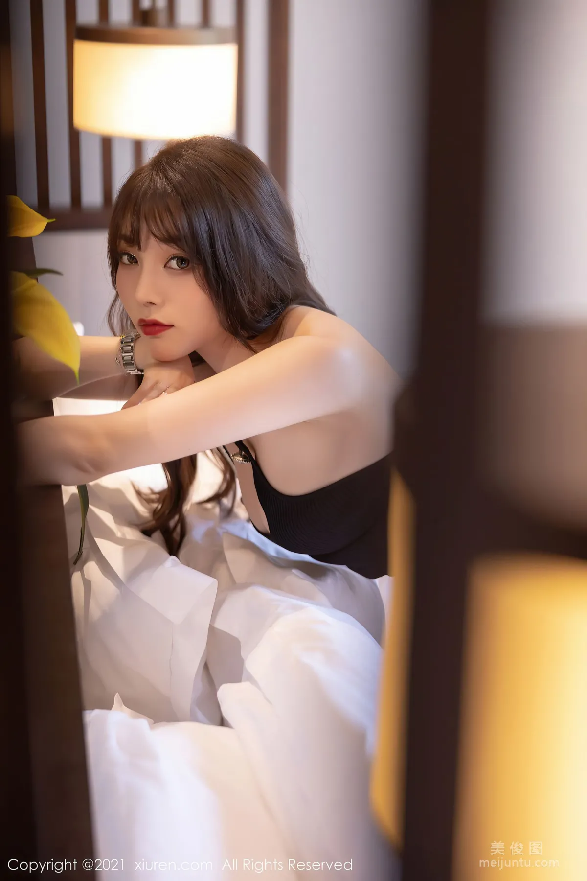 [秀人XiuRen] No.3763 芝芝Booty - 典雅多姿的吊裙與獨特發光嘿絲 55