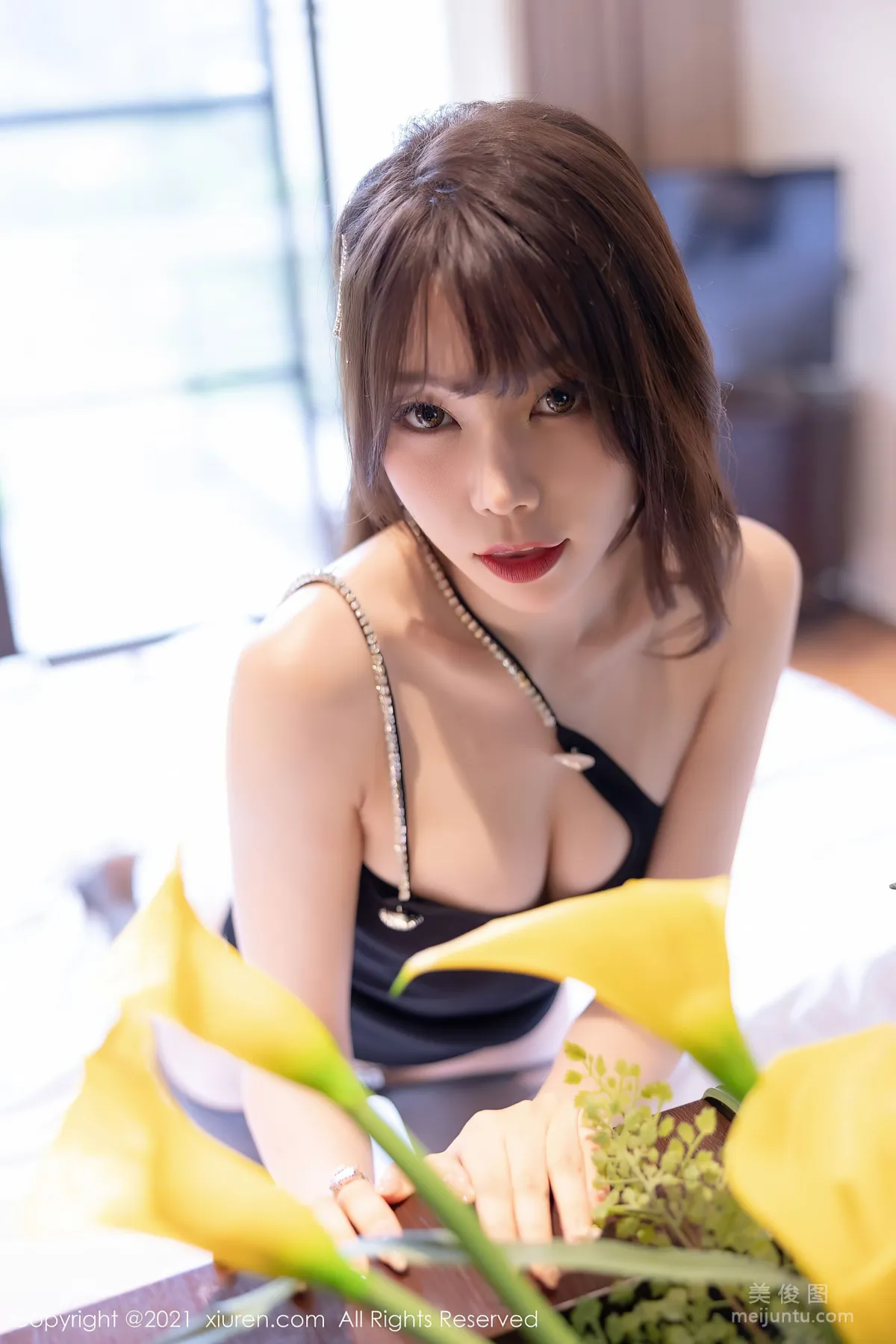 [秀人XiuRen] No.3763 芝芝Booty - 典雅多姿的吊裙與獨特發光嘿絲 45