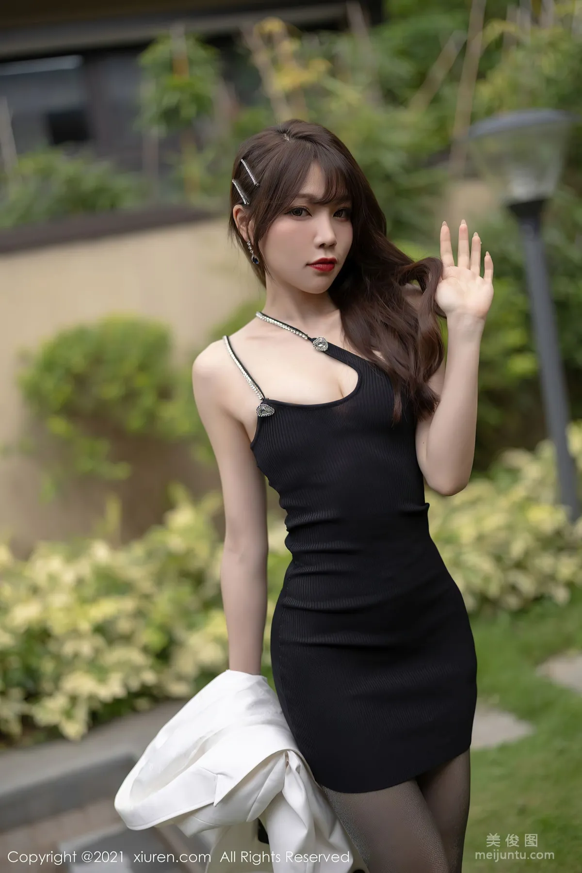[秀人XiuRen] No.3763 芝芝Booty - 典雅多姿的吊裙與獨特發光嘿絲 8