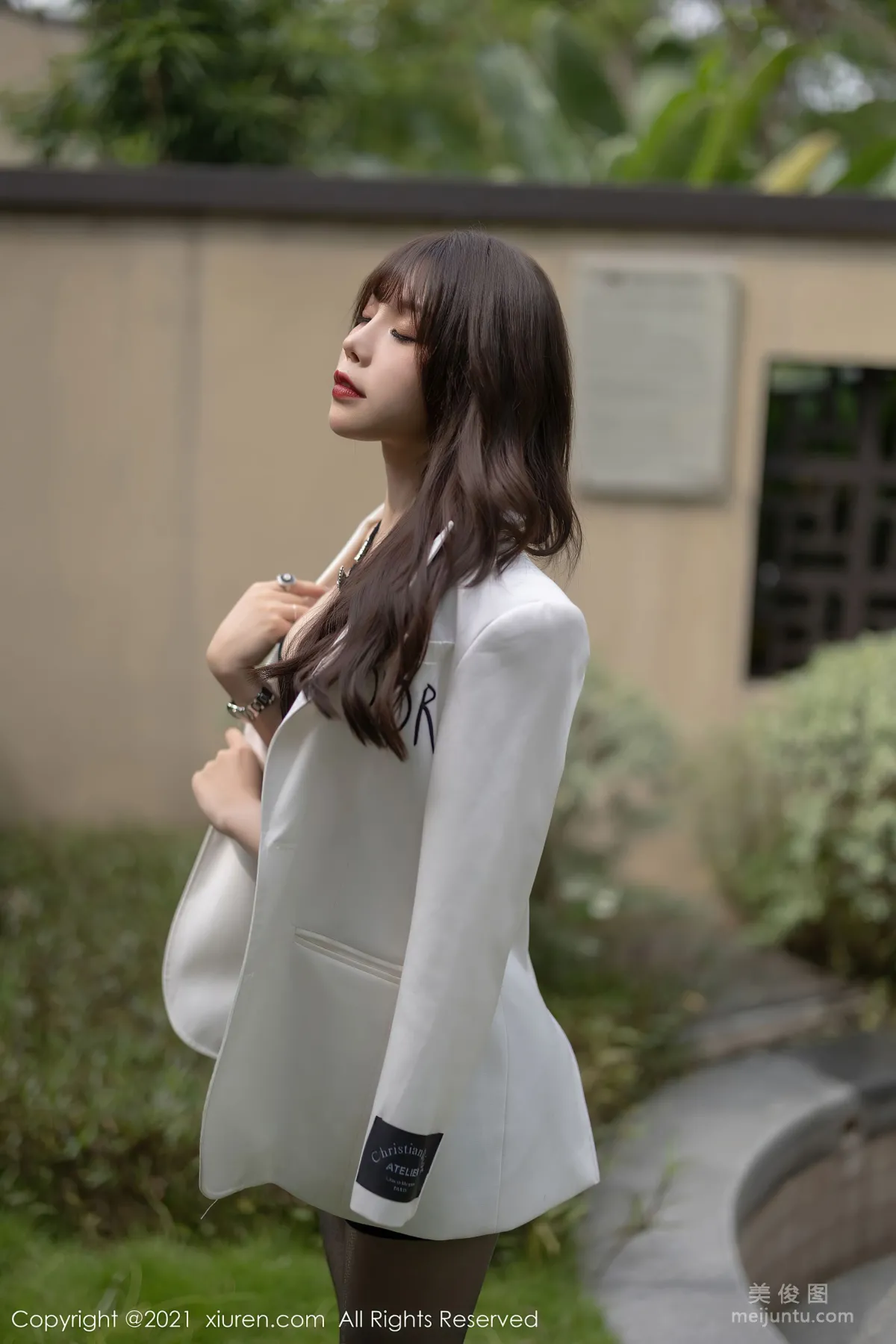 [秀人XiuRen] No.3763 芝芝Booty - 典雅多姿的吊裙與獨特發光嘿絲 2