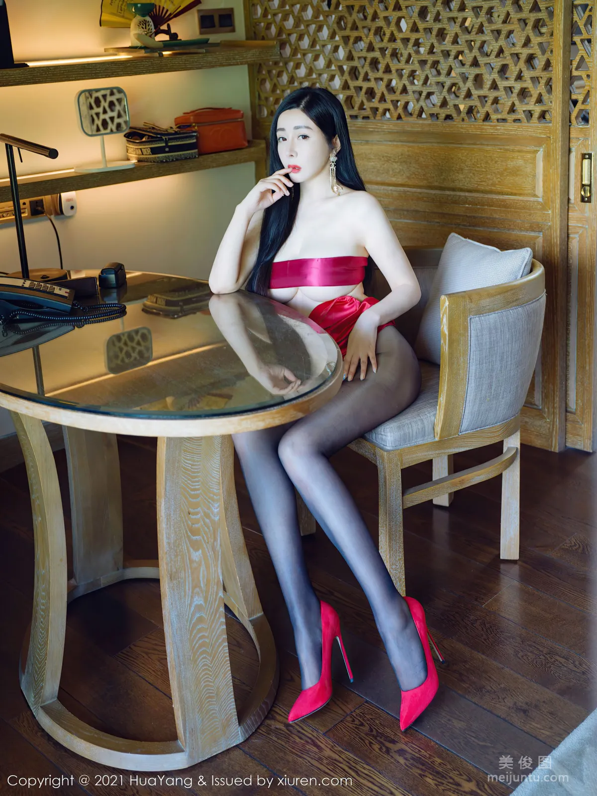 [花漾HuaYang] Vol.442 允爾 - 一襲猩紅誘人吊裙 18