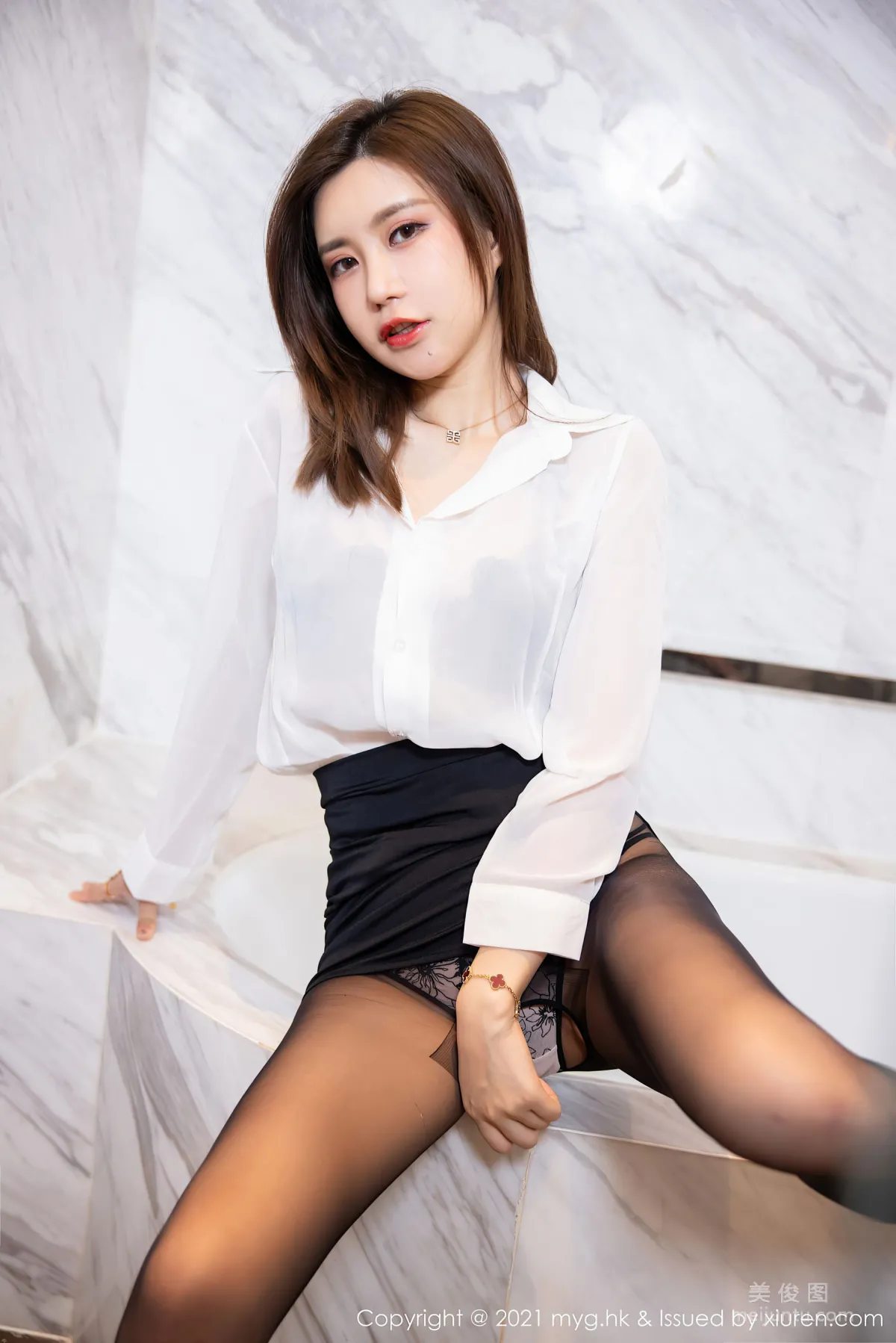 [美媛館MyGirl] Vol.575 绮裡嘉Carina - 經典的黑白職業裝與浴室系列 46