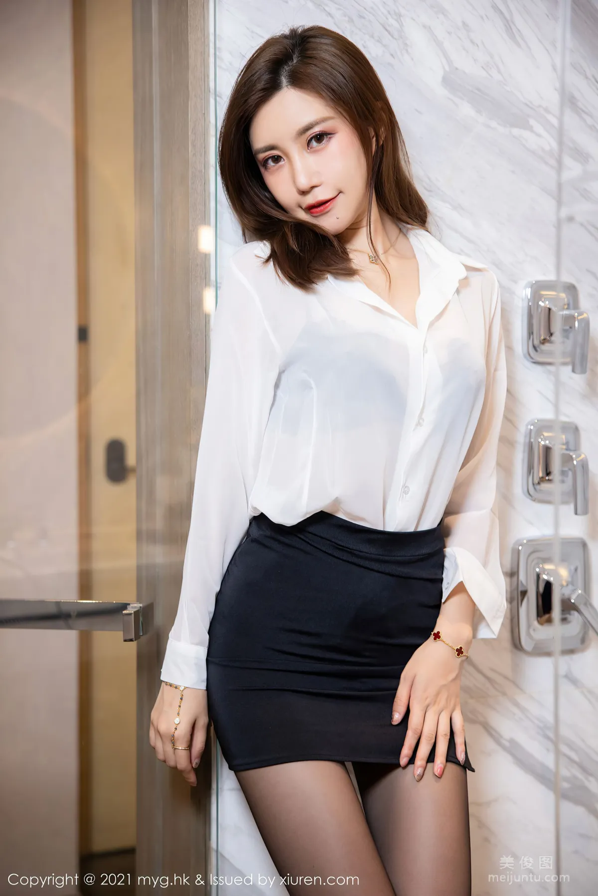 [美媛館MyGirl] Vol.575 绮裡嘉Carina - 經典的黑白職業裝與浴室系列 40