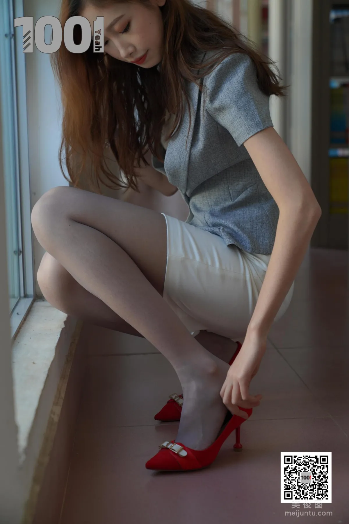[一千零一夜IESS] 模特 草莓 《新來的實習老師2》 美腿絲足寫真集 44
