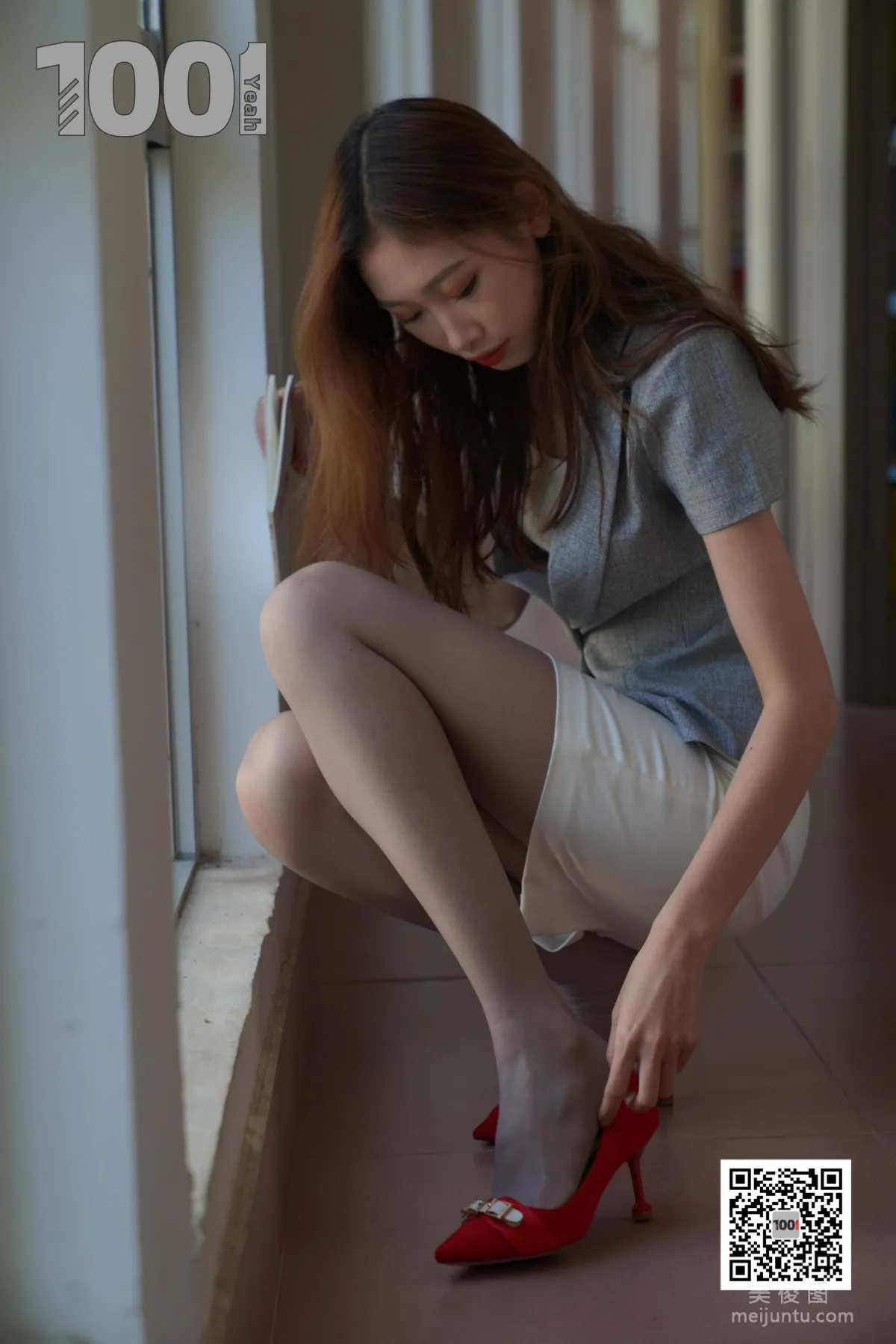 [一千零一夜IESS] 模特 草莓 《新來的實習老師2》 美腿絲足寫真集 46