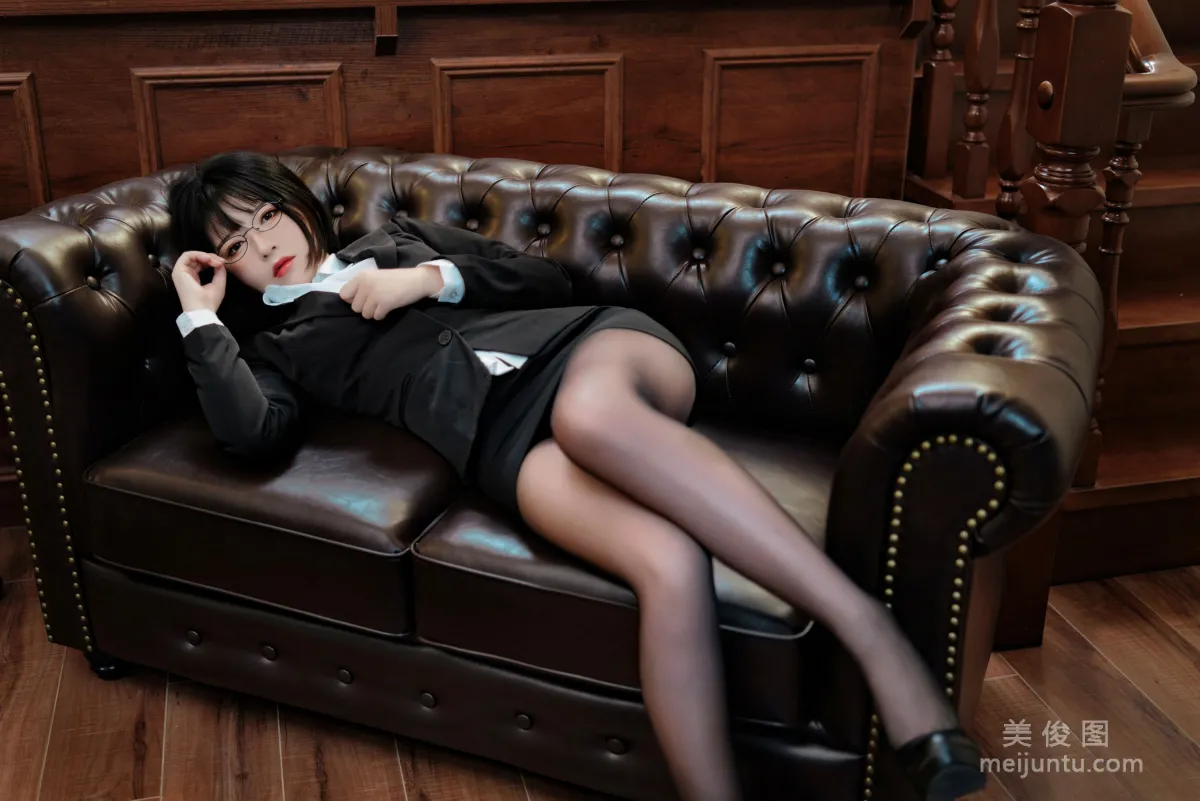 [網紅COSER] 半半子 - OL様 37