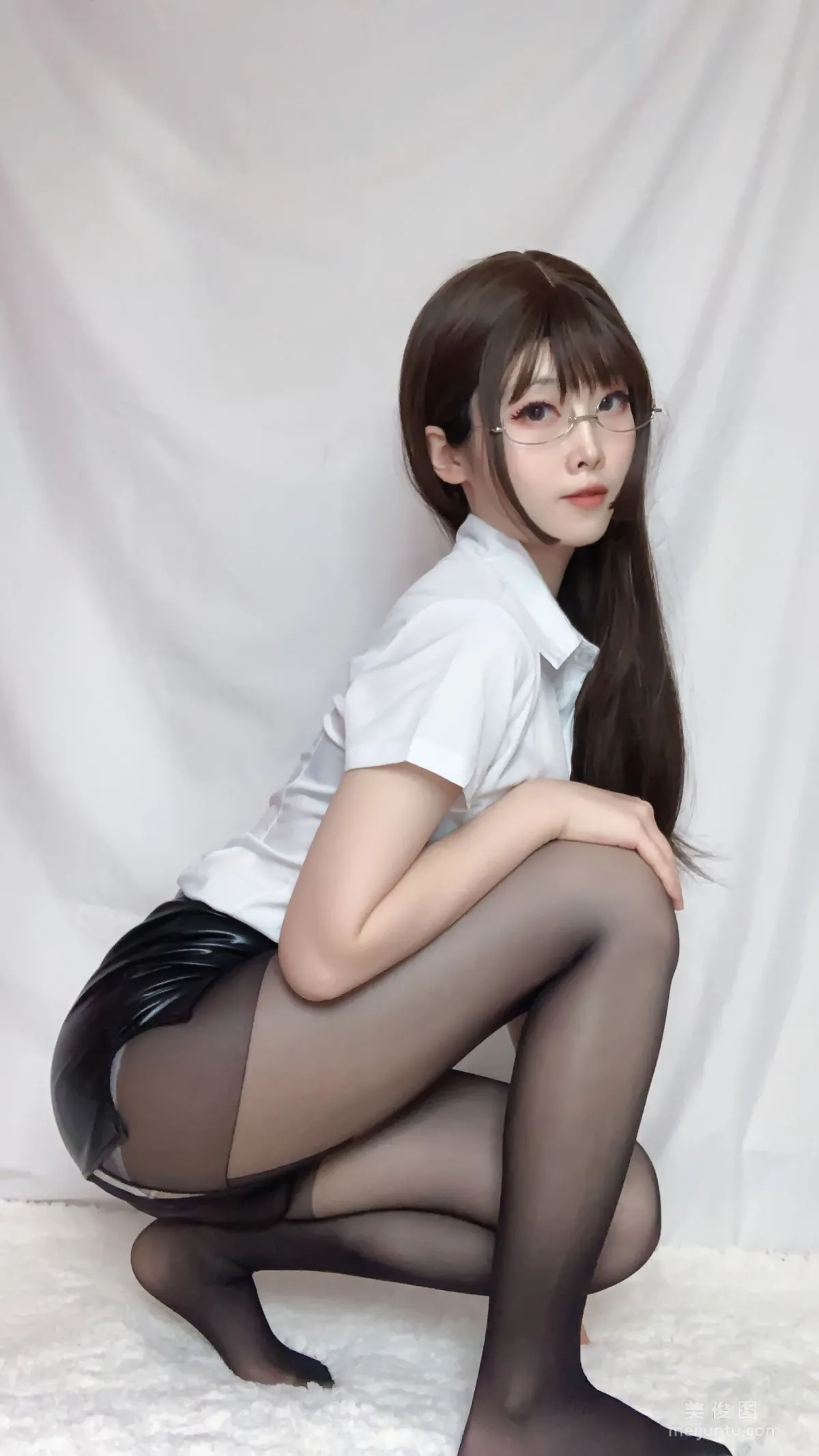 [网红COSER] 白露很白 - OL教室54
