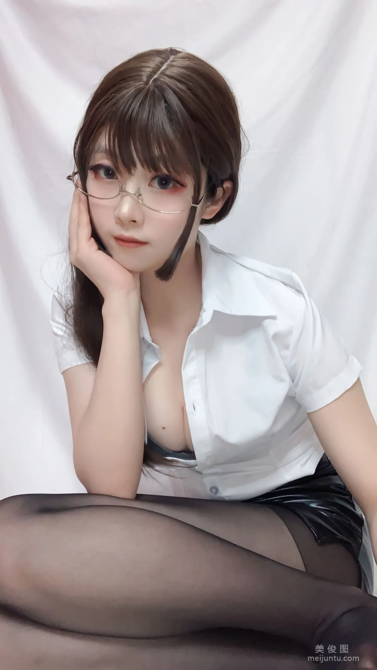 [网红COSER] 白露很白 - OL教室77