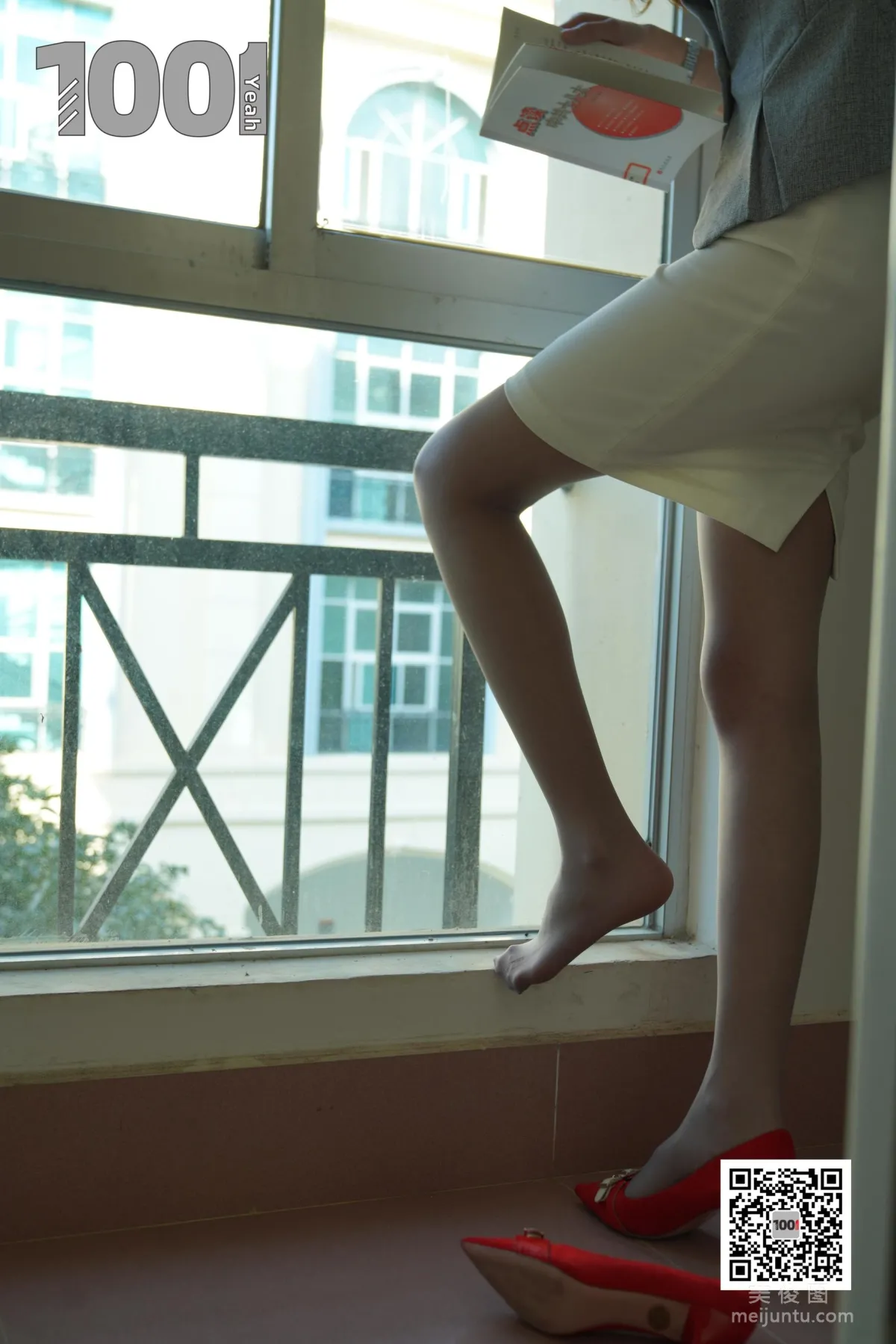 [一千零一夜IESS] 模特 草莓 《新來的實習老師2》 美腿絲足寫真集 32