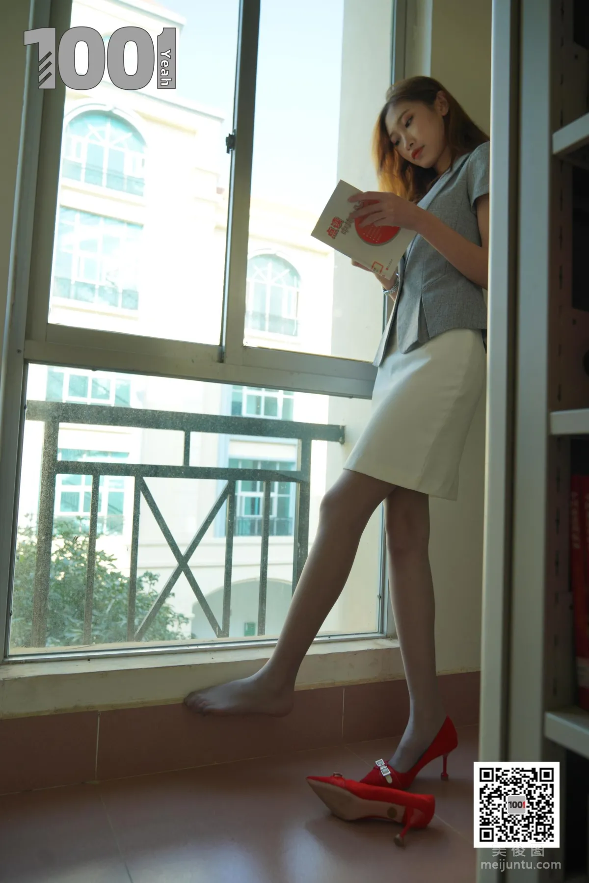 [一千零一夜IESS] 模特 草莓 《新來的實習老師2》 美腿絲足寫真集 28