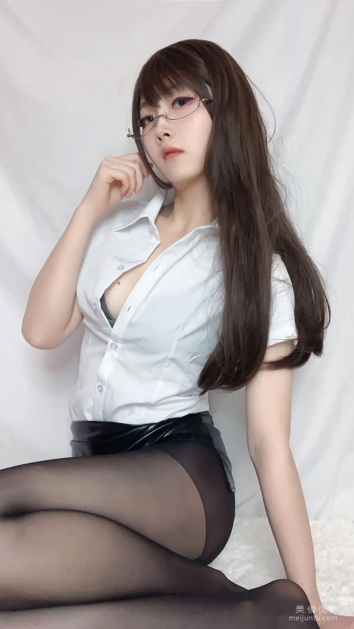 [网红COSER] 白露很白 - OL教室75