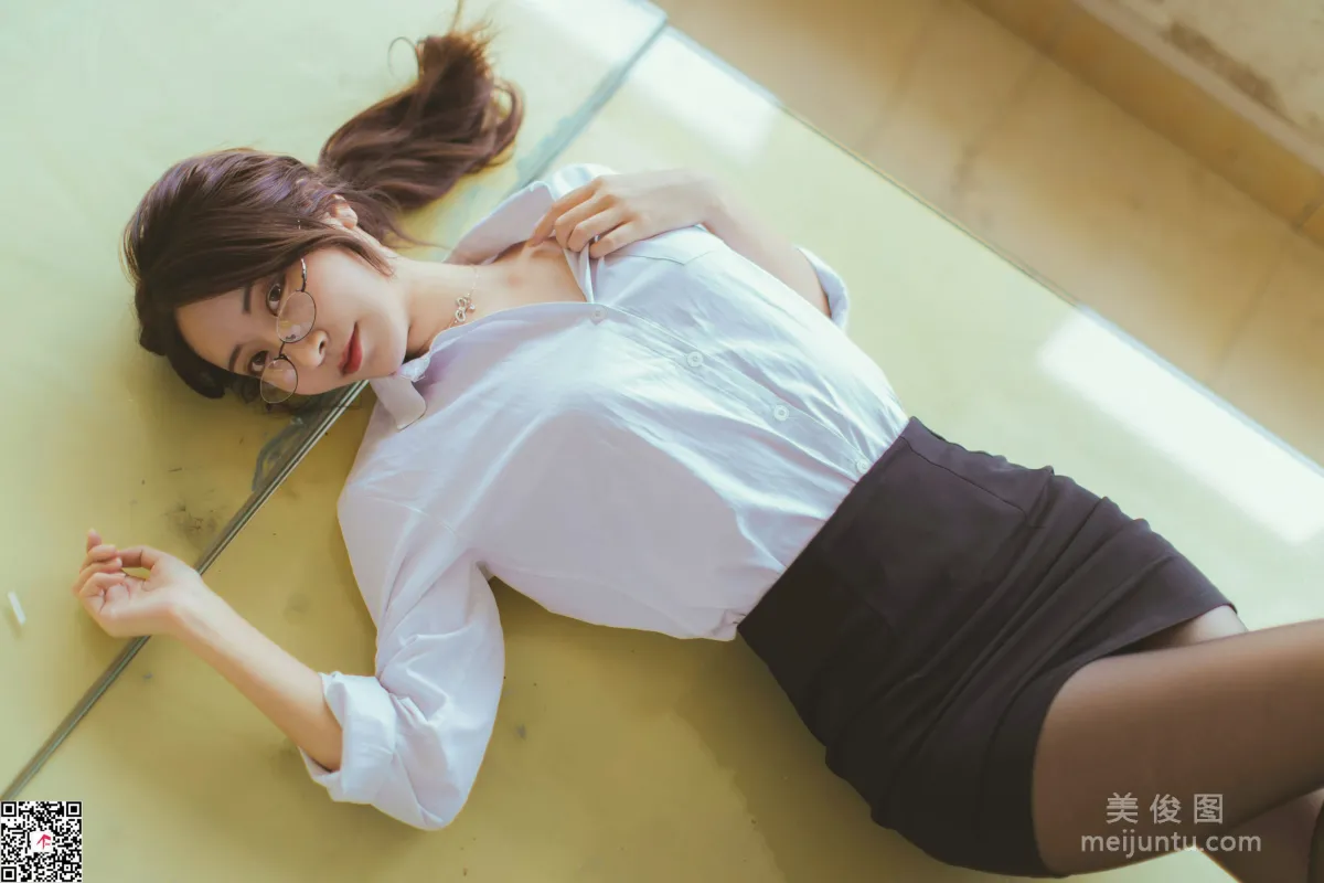 [丽丝映像GIRLISS]  《丝滑情节的教师》 写真集3