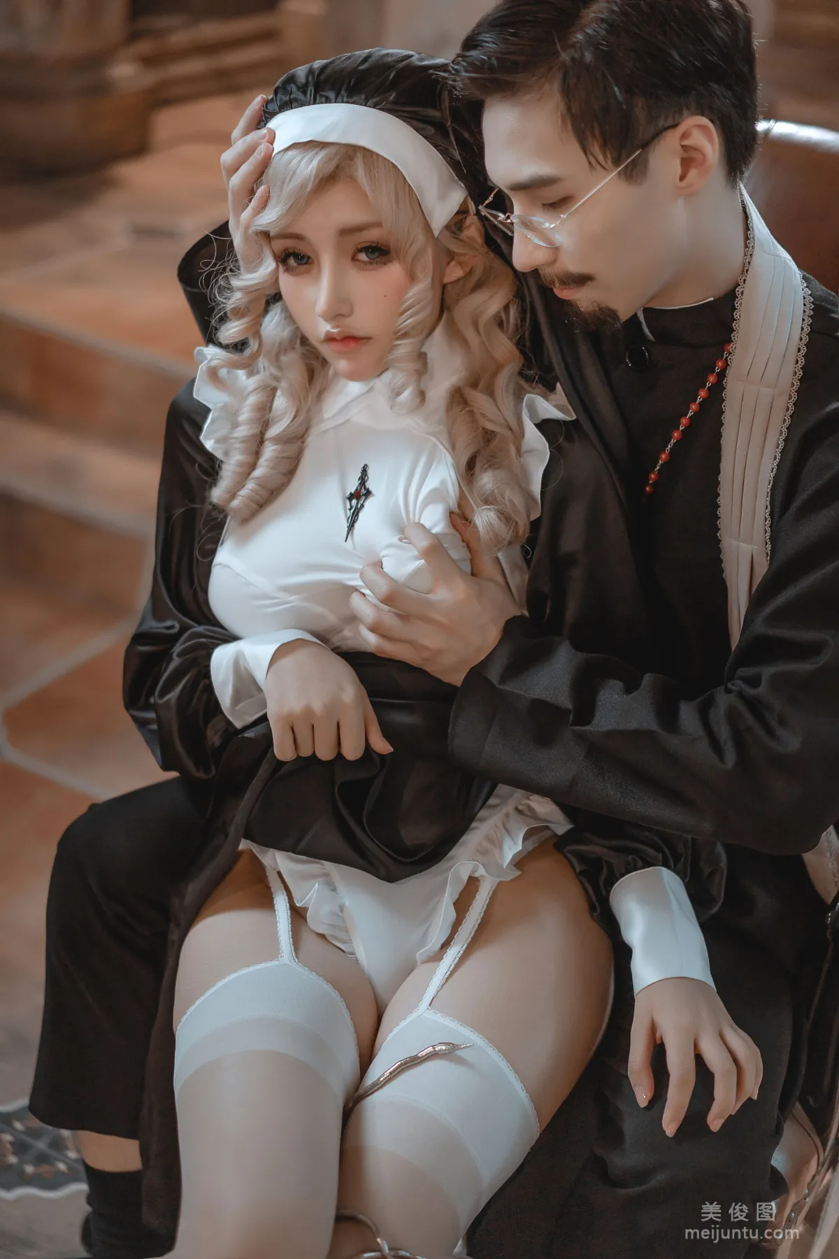 [网红COSER] 一笑芳香沁写真 - 神父修女2