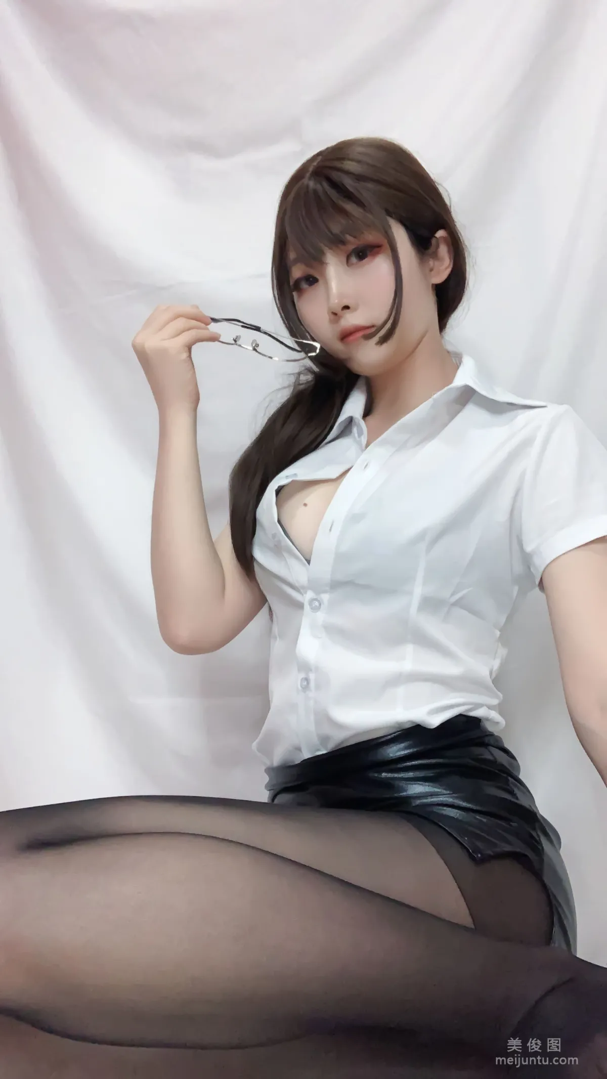[网红COSER] 白露很白 - OL教室79