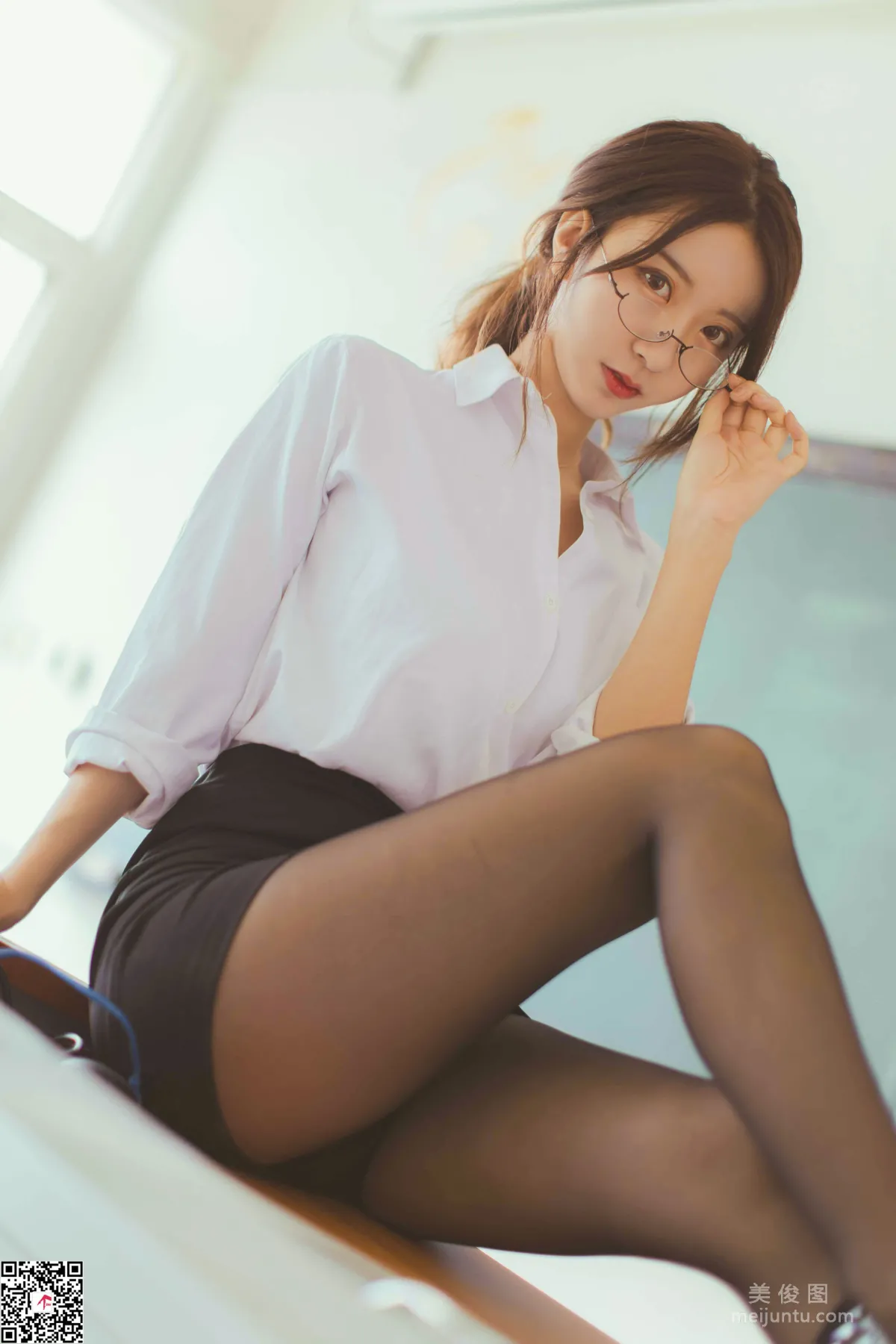 [丽丝映像GIRLISS]  《丝滑情节的教师》 写真集1
