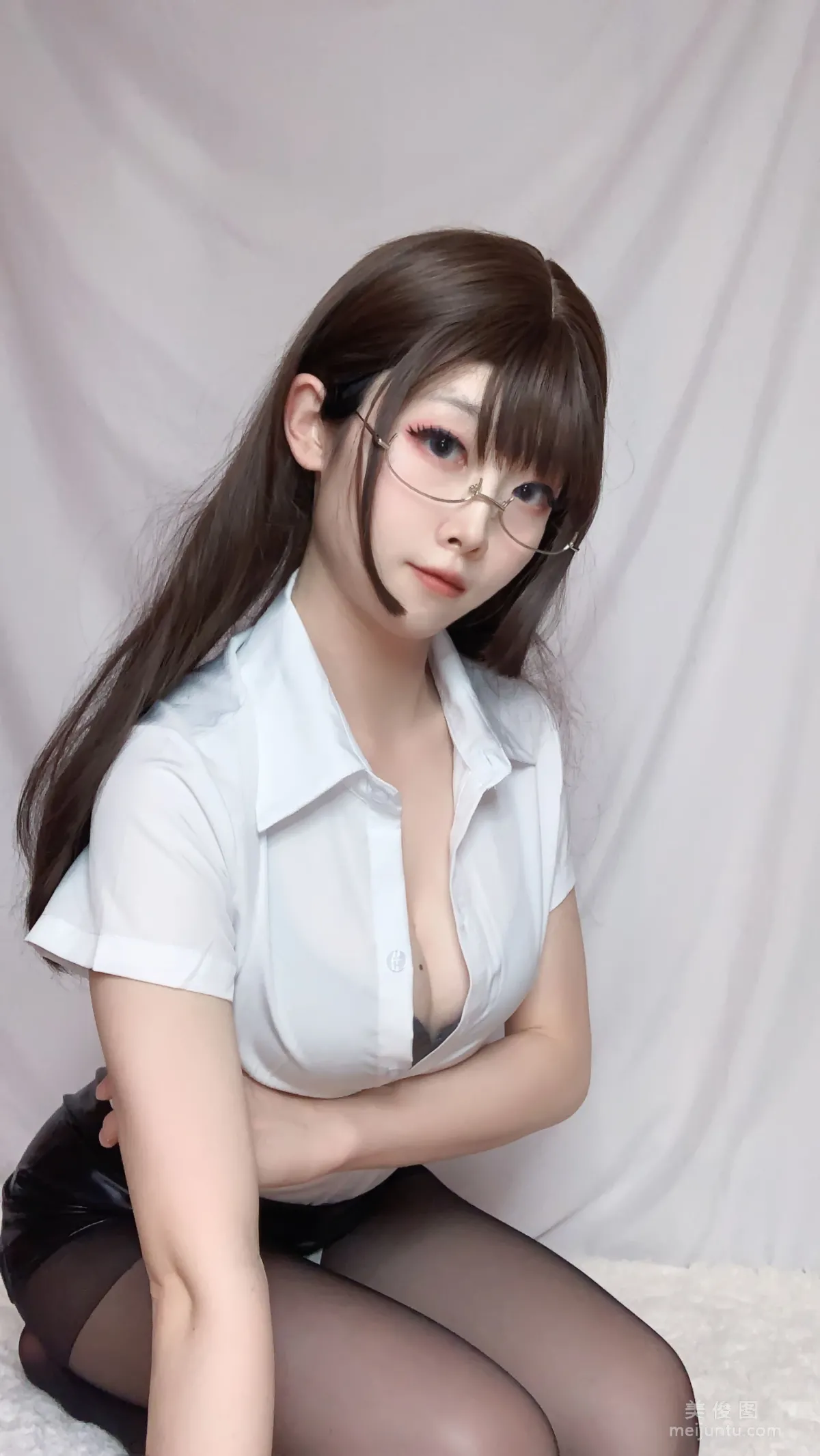 [网红COSER] 白露很白 - OL教室65