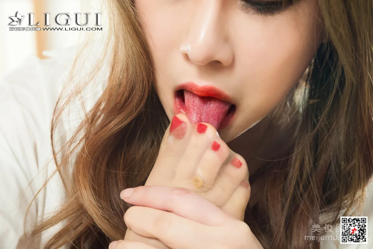 Model 婷婷《白衬衫湿身+牛奶丝足》 [丽柜Ligui] 写真集70