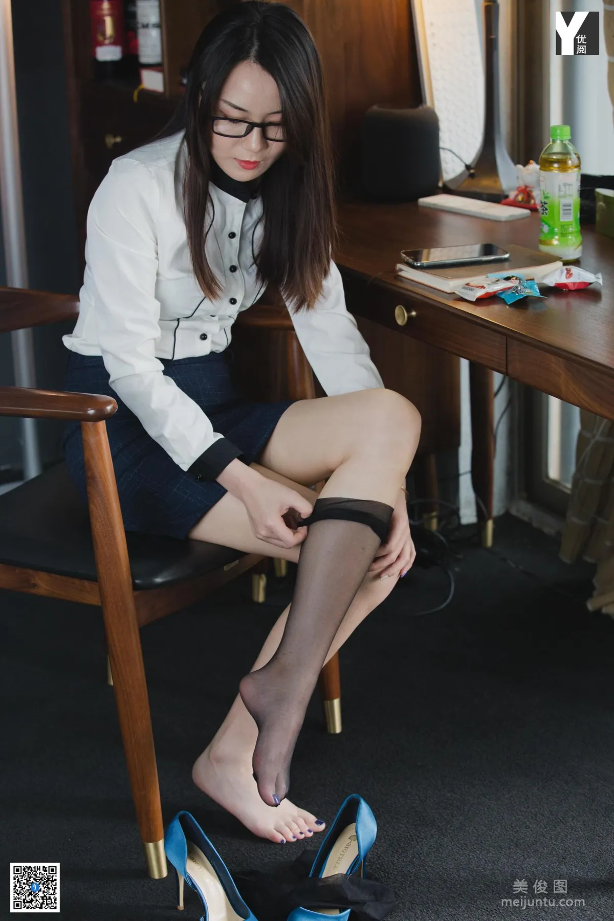 [異思趣向IESS] 模特 小衫 《老師的吊帶襪》 寫真集 37