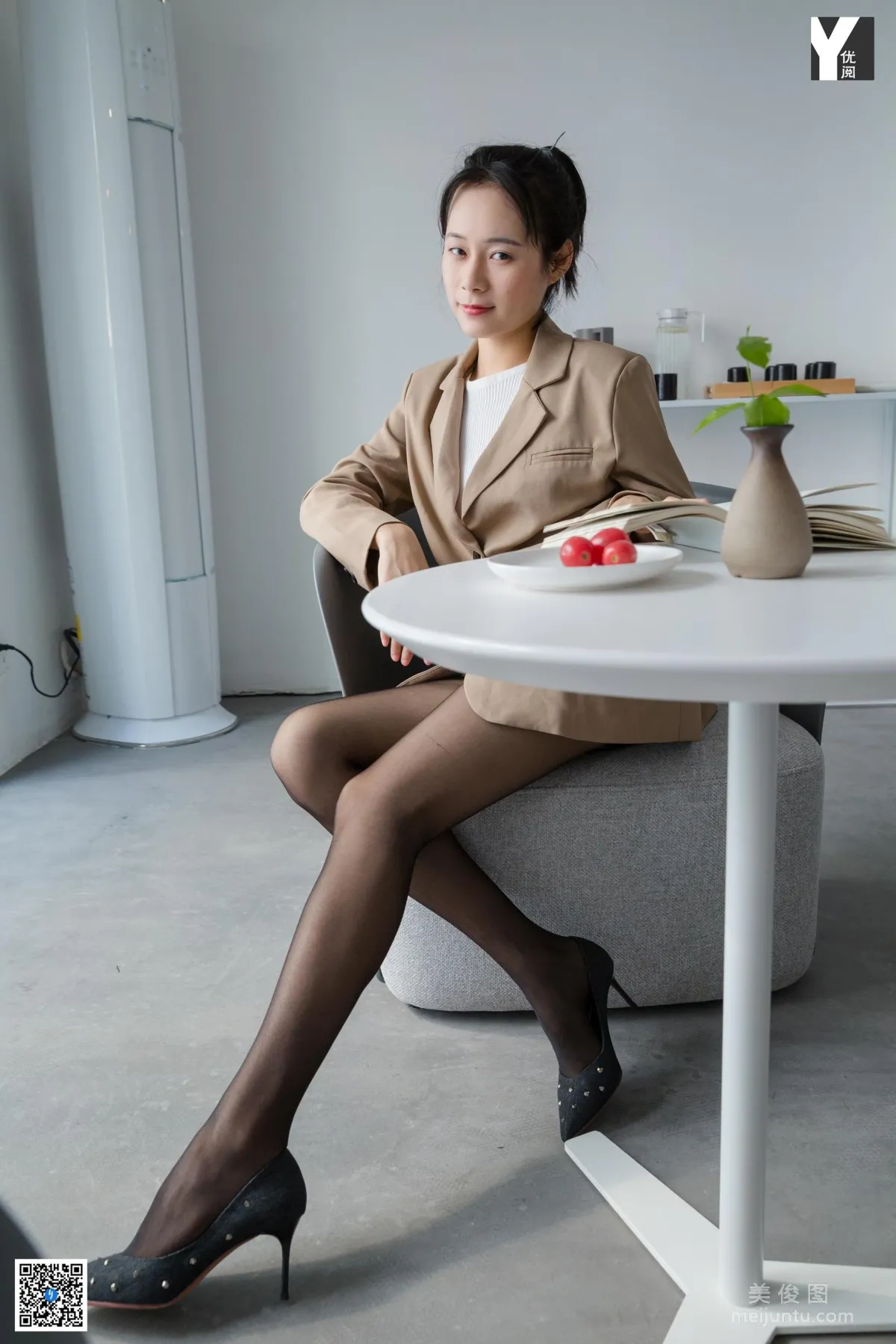 [異思趣向IESS] 模特 小小 《與女神共進晚餐》 美腿絲足寫真集 30