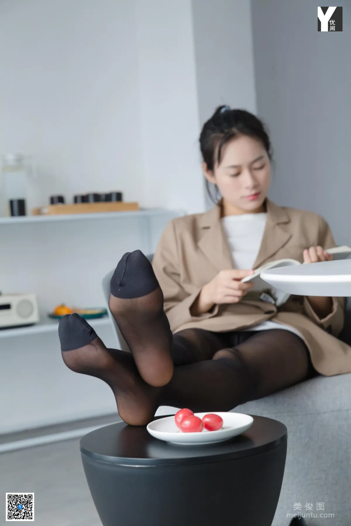 [異思趣向IESS] 模特 小小 《與女神共進晚餐》 美腿絲足寫真集 50