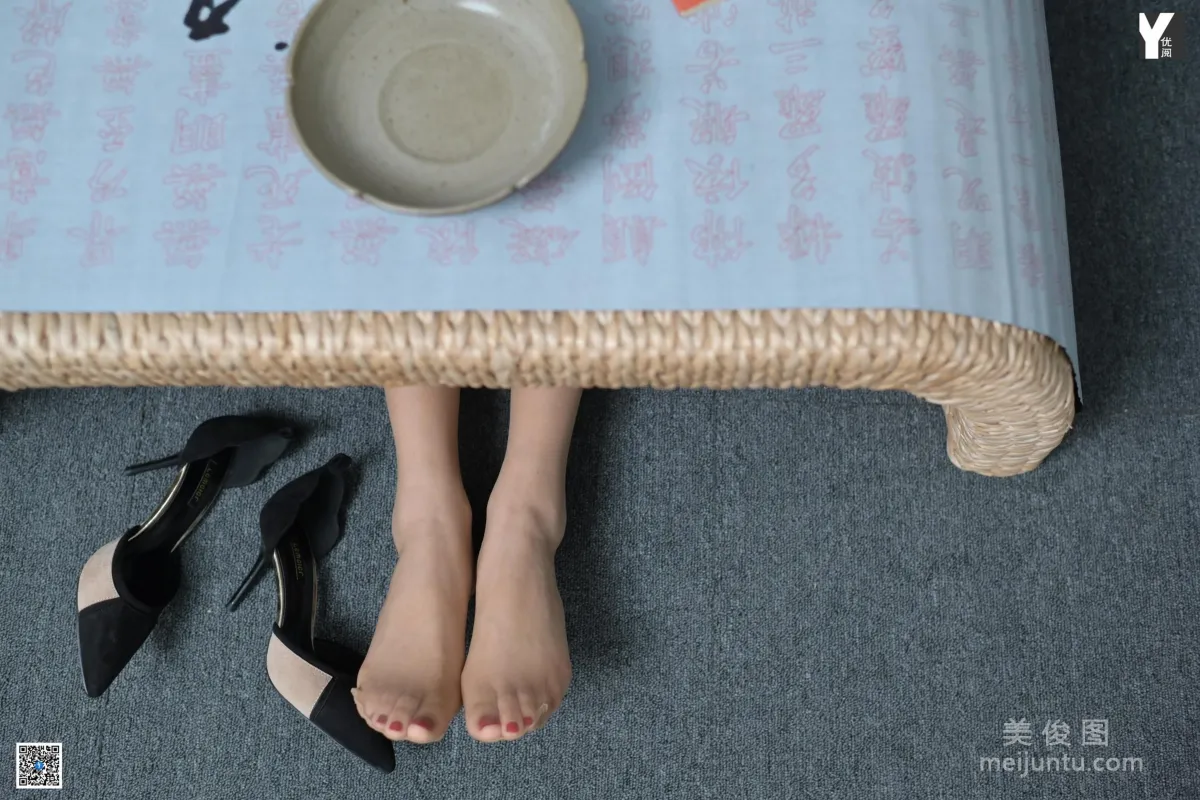 [異思趣向IESS] 模特 小小 《我的書法指導員》 美腿絲足 寫真集 39