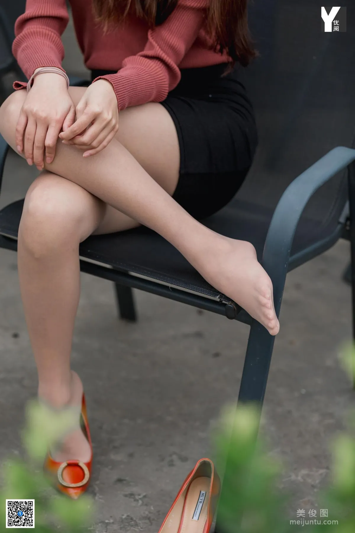 [異思趣向IESS] 模特 婉萍 《探密旋轉樓梯》 美腿絲足寫真集 41