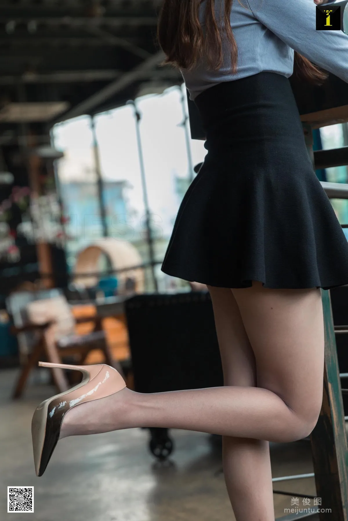 [異思趣向IESS] 模特 婉萍 《撞色漸變高跟》 美腿絲足寫真集 71