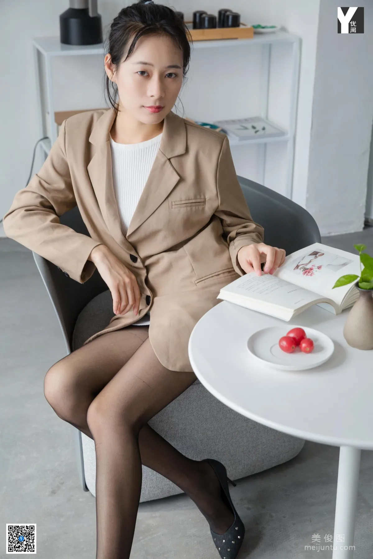 [異思趣向IESS] 模特 小小 《與女神共進晚餐》 美腿絲足寫真集 29
