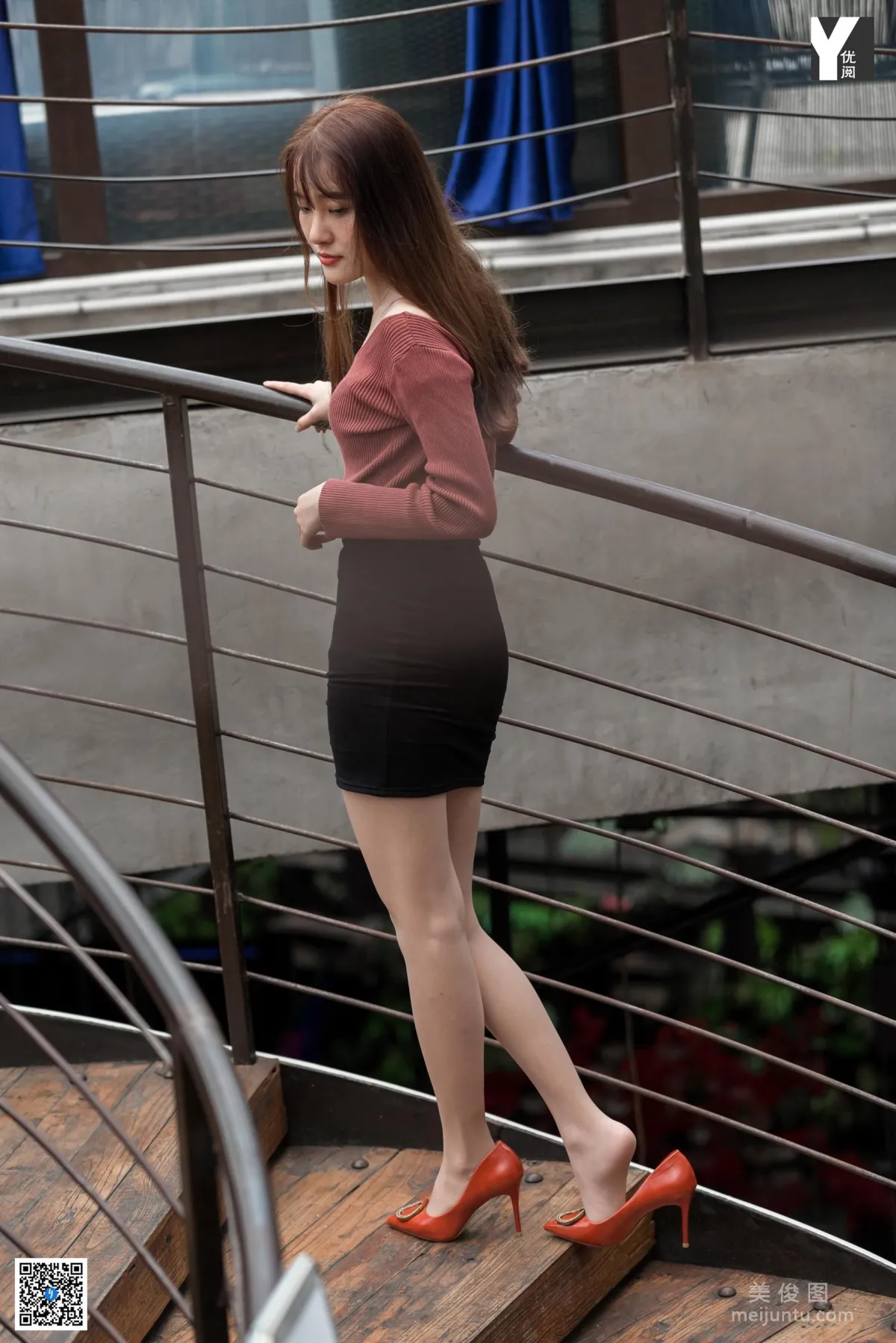 [異思趣向IESS] 模特 婉萍 《探密旋轉樓梯》 美腿絲足寫真集 14