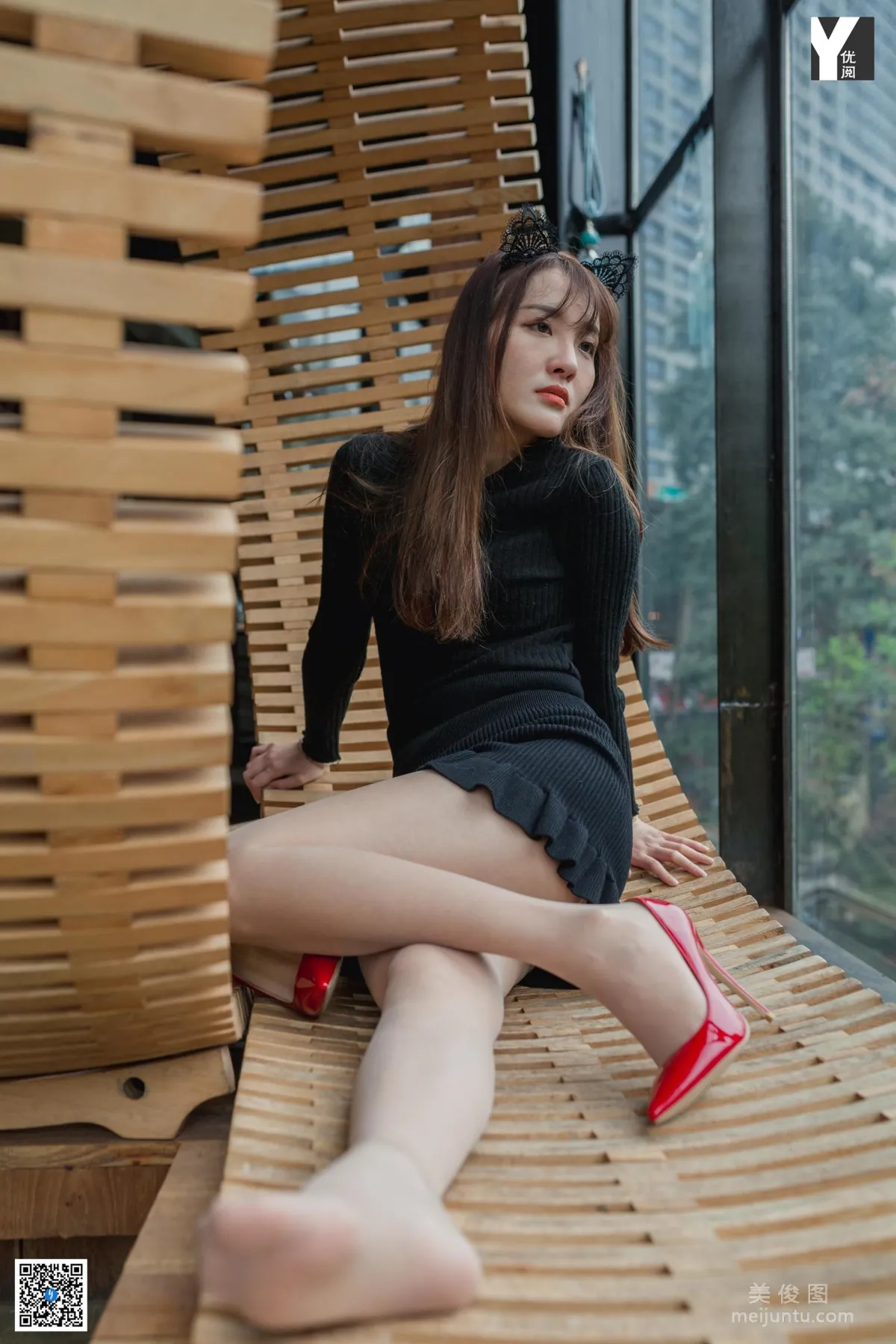 [異思趣向IESS] 模特 婉萍 《鄰居的紅色高跟》 美腿絲足寫真集 47