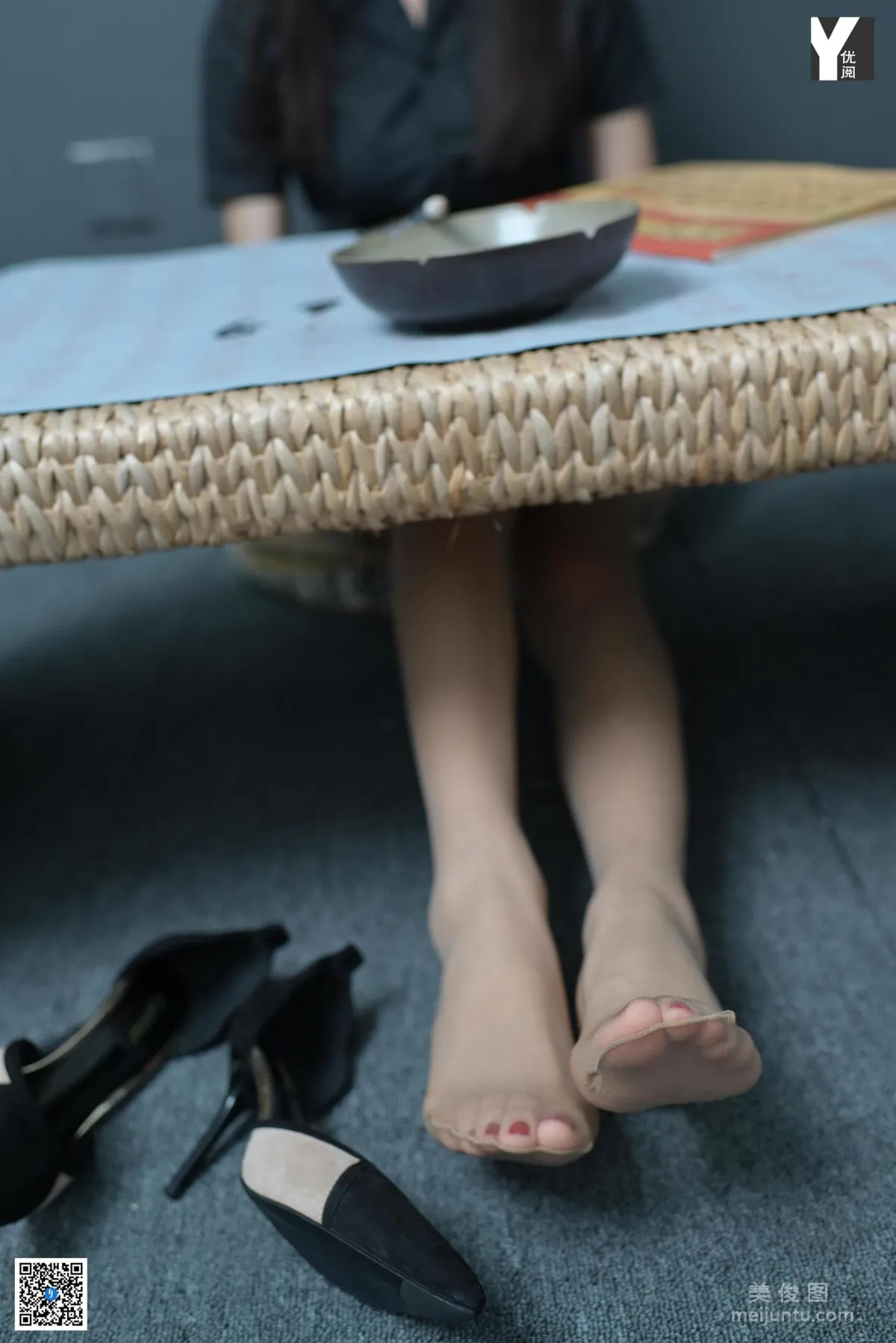 [異思趣向IESS] 模特 小小 《我的書法指導員》 美腿絲足 寫真集 42